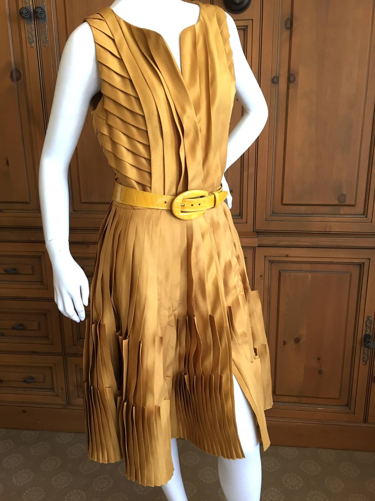 Oscar de la Renta Delightful Vintage Silk Pleated Dress.
Comes with matching patent leather belt
This is really pretty, so ladylike. 
The color is mustard like silk, but has a green cast in some light
Size 8

Bust 38