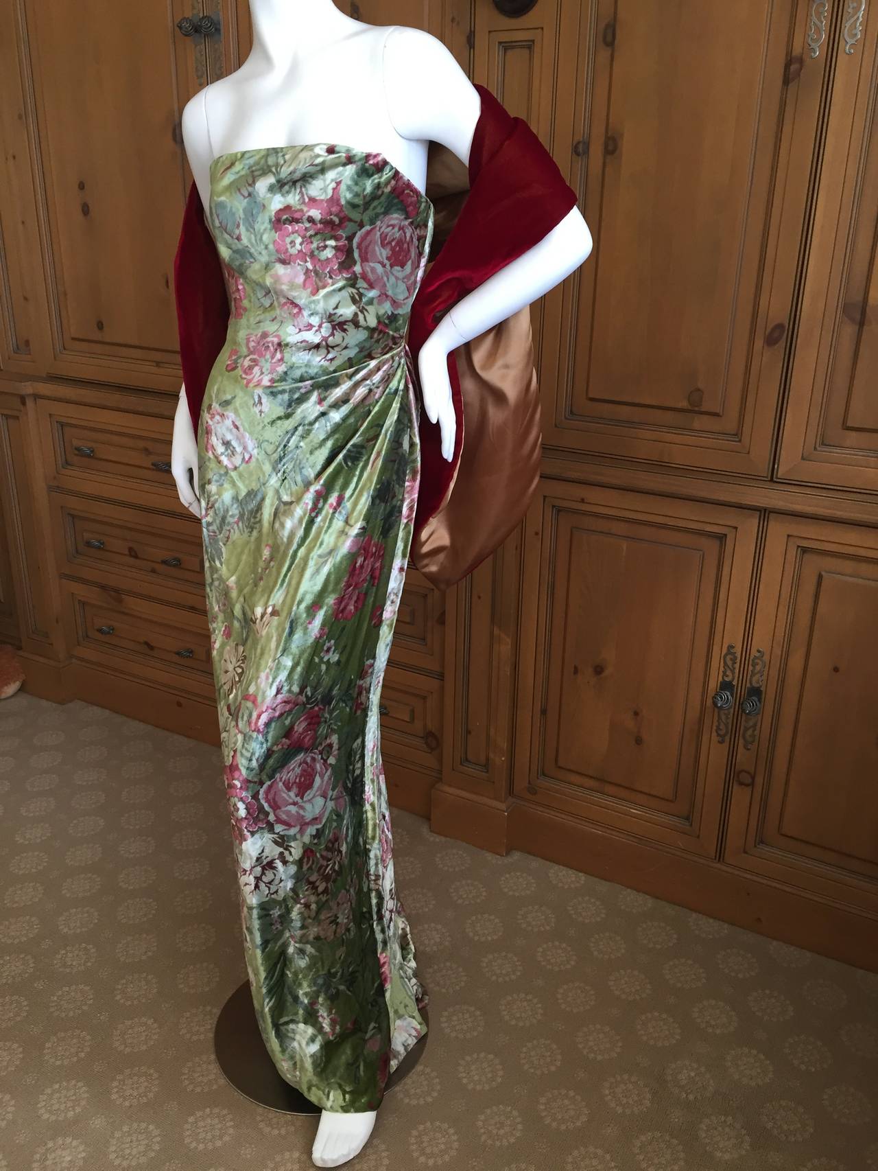 Bill Blass 1970's Elegant Floral Silk Velvet Strapless Dress with Shawl
Built in boned corset, lined in silk. There is a slight train.
This is the most luxurious silk velvet, with a very reflective sheen, much prettier in person.
The shawl that