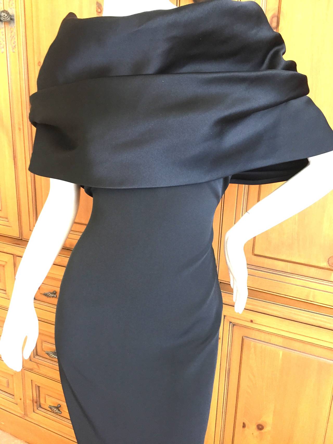 Bill Blass Lovely 1970's Black Sleeveless Dress with Attached Capelet / Stole
This is so elegant, Blass at his best, ladylike with understated glamour
Appx sz 6-8 
Bust 38