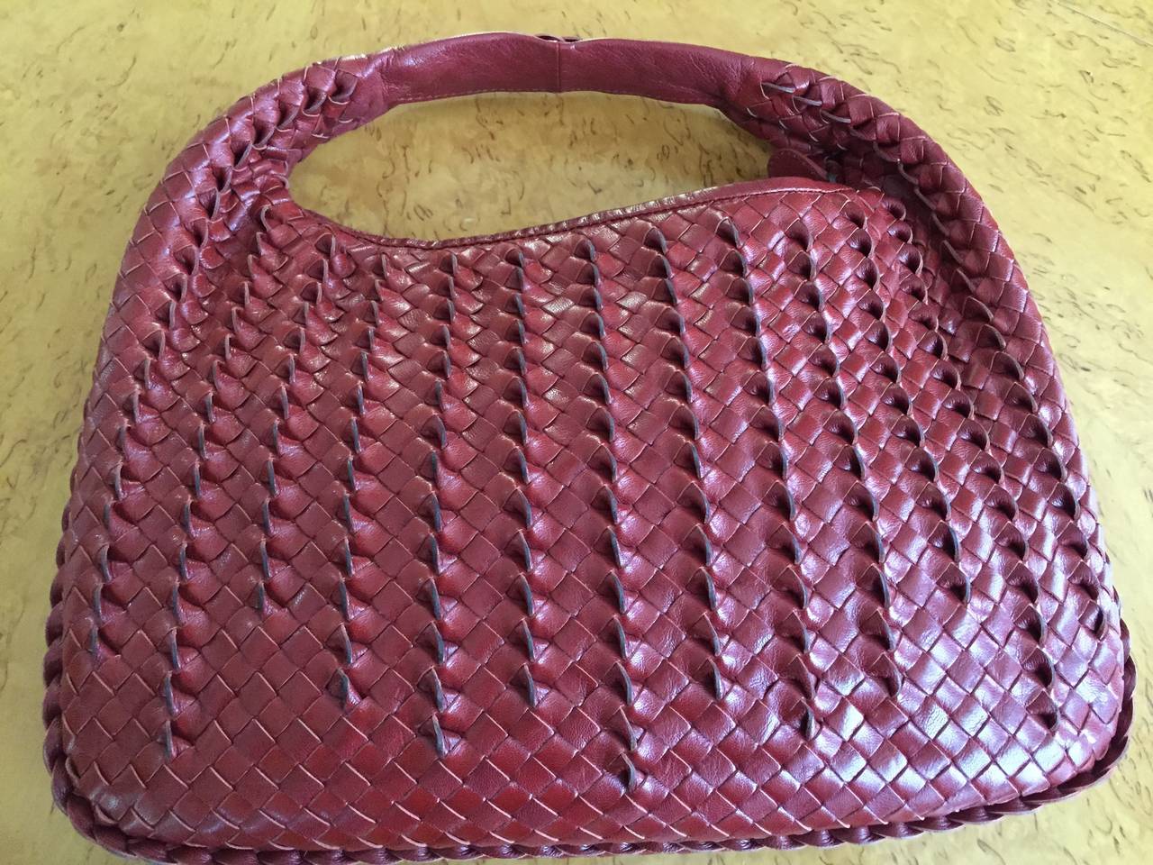 Bottega Veneta Red Twist Intrecciato Leather Hobo Bag In Excellent Condition In Cloverdale, CA