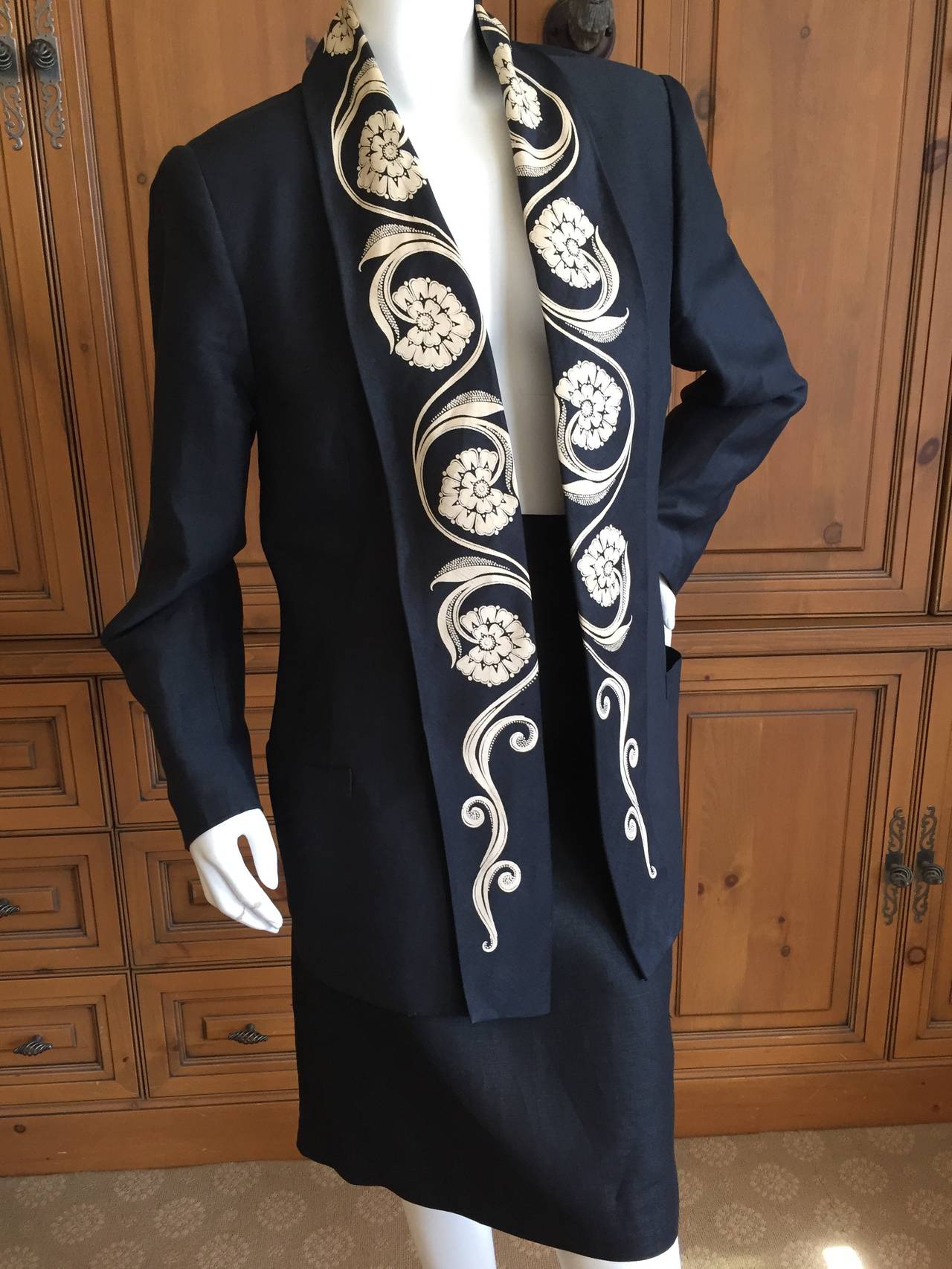 Wonderful black linen and silk blend suit with scrolling arabesque pattern lapel from Gianni Versace , 1987.
Size 44.
In Excellent Condition.