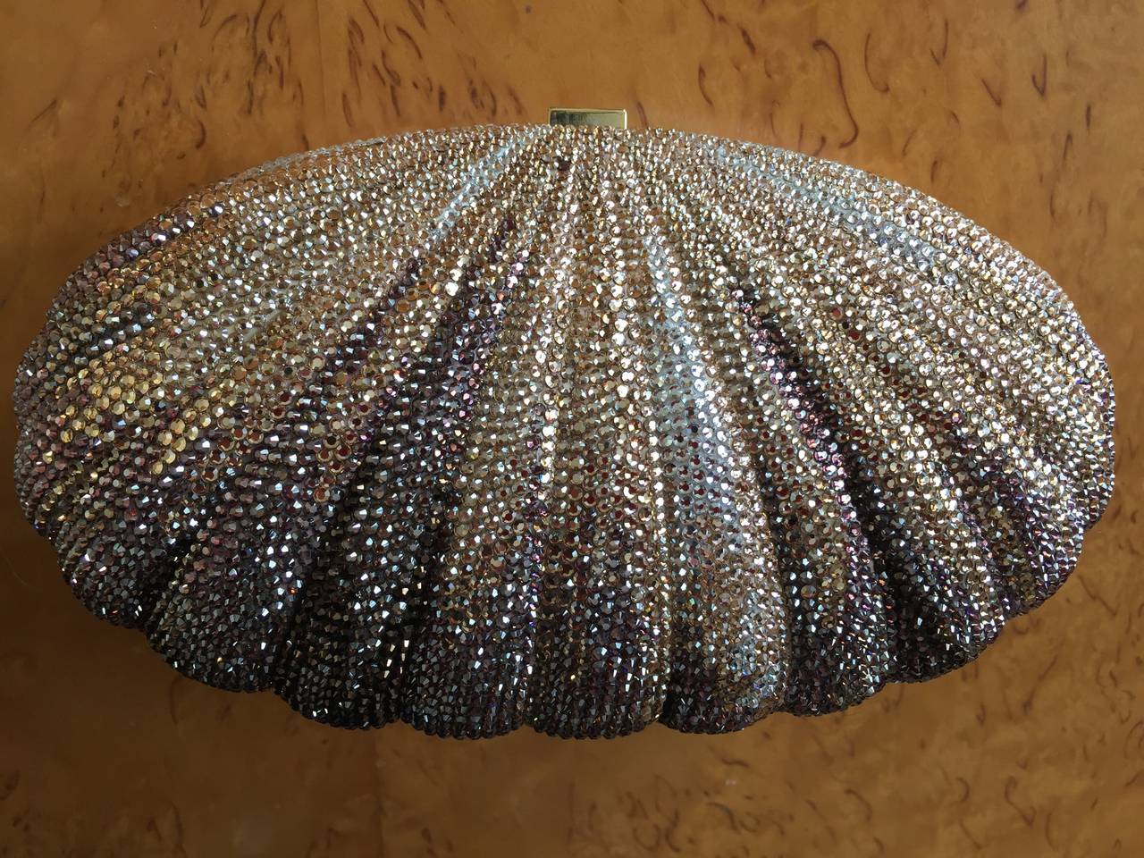 Judith Leiber lovely crystal shell minaudier in ombre shades of gray to gold.
Brand new , never worn in its box with tags , $3395.
Comes with all the acoutrements, still wrapped.
Exquisite and understated.
