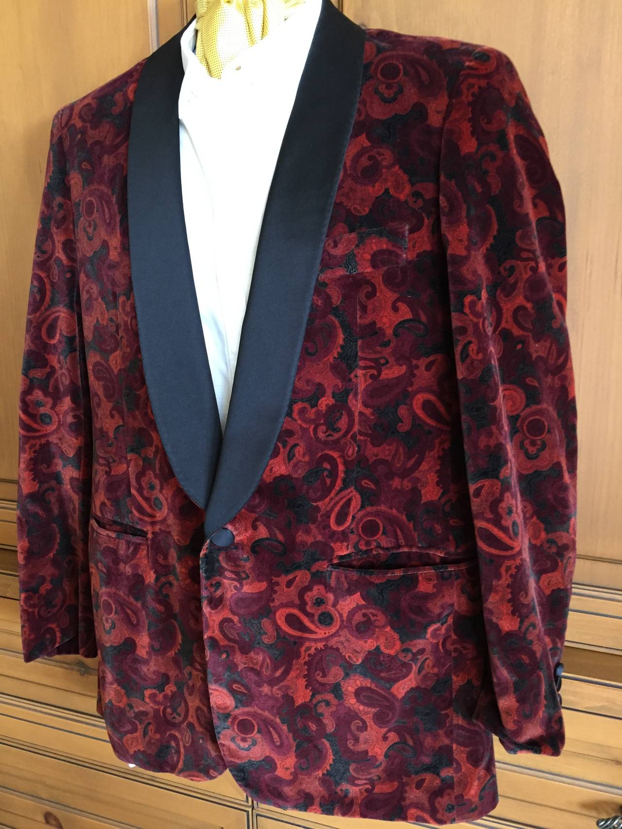 Sulka Vintage Velvet Smoking Jacket w Satin Shawl Collar Lapels.
Made in France by Sulka
Marked 44
 Fits more like sz 38- 40 
Appx Measurements
Chest  40