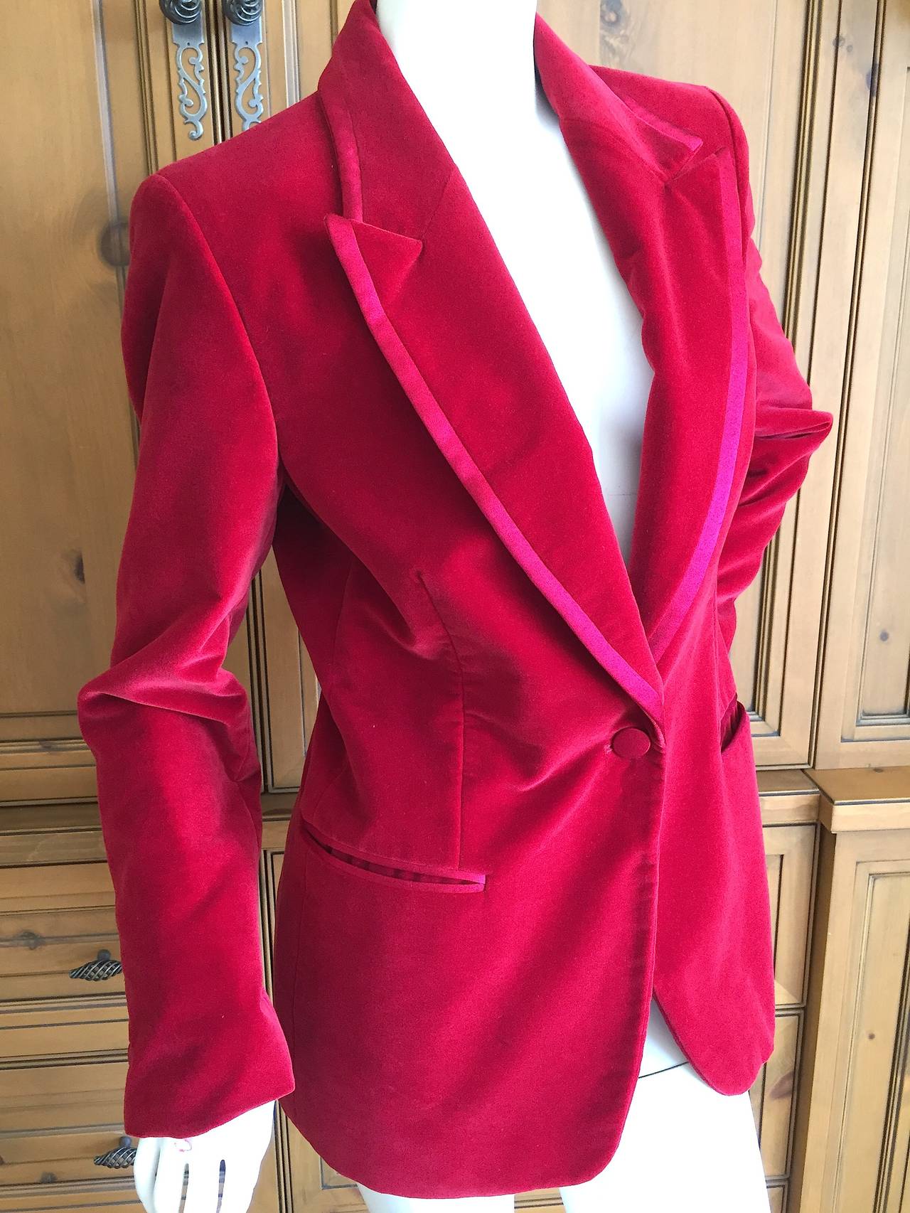 Gucci by Tom Ford Red Velvet Tuxedo Jacket 

This was the ad campaign , then immortalized by Gwyneth Paltrow in 1996

Jacket is marked sz 42 but runs small

BUST:	38