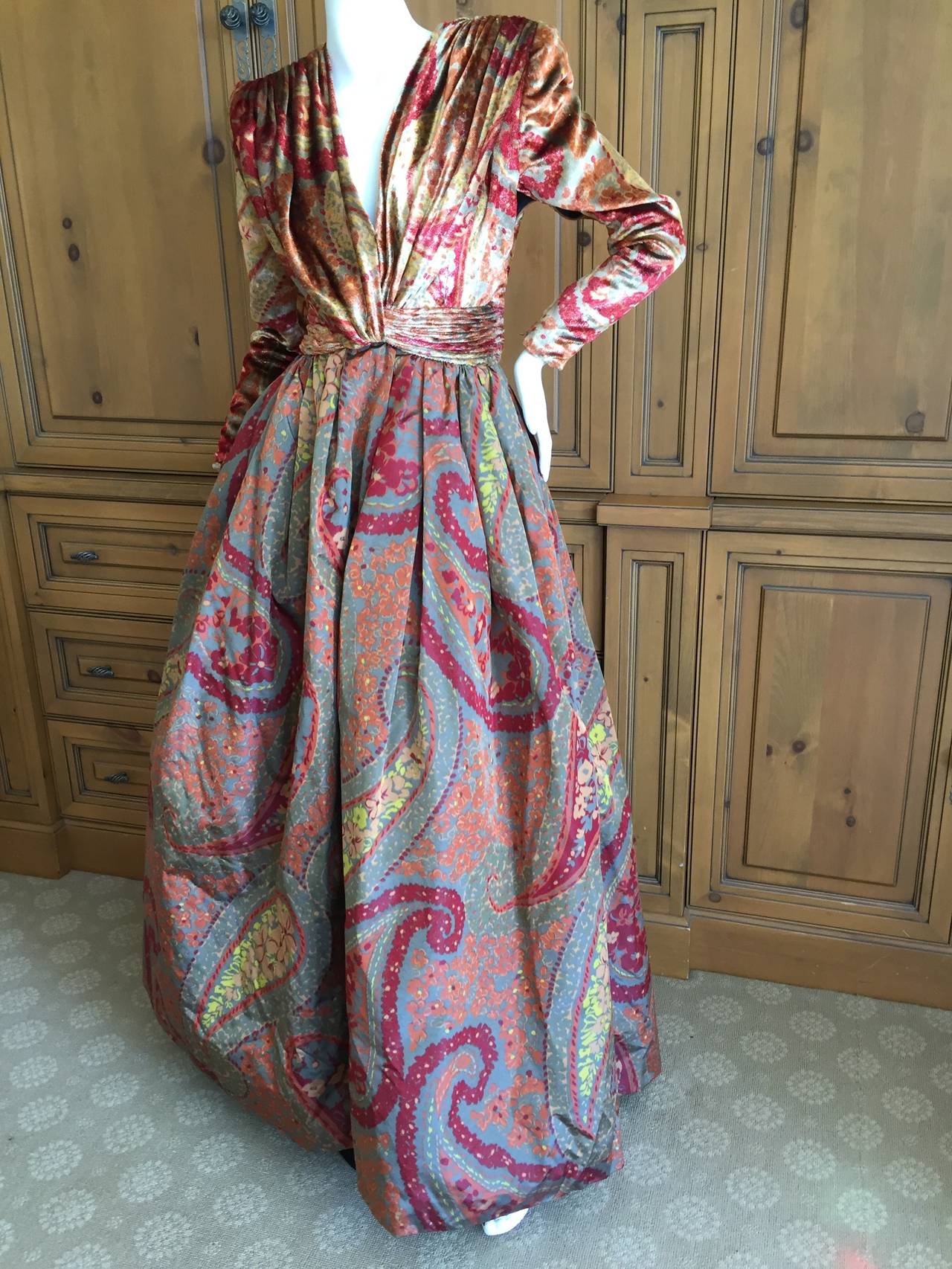 Valentino Boutique 1980 Remarkable Low Cut Silk Paisley Ball Gown
This is such a magnificent gown, the fabrics are sublime. They don't even make fabric like this any more.
There is an under skirt , like a petticoat , underneath.
Size small
Bust