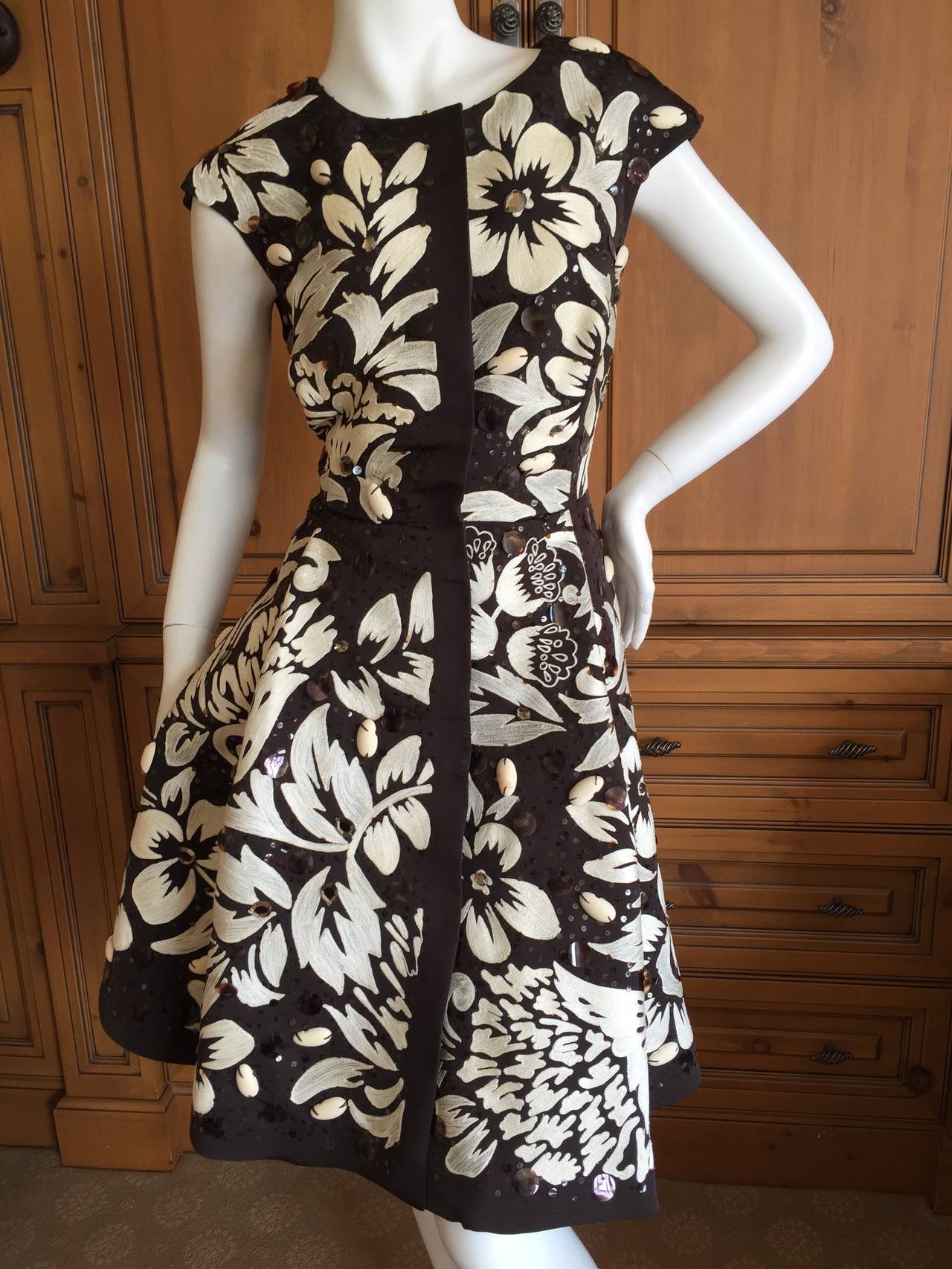 Exquisite Oscar de la Renta Black & White Floral Embroidered Dress.
The flowers on this are all embroidered, please see detail photos.