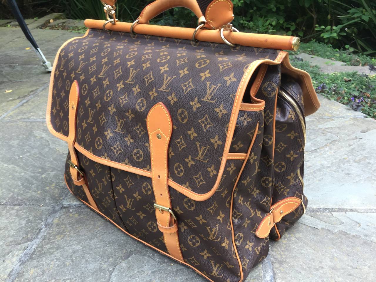 Louis Vuitton Monogram Sac Chasse

The perfect travel bag.

19