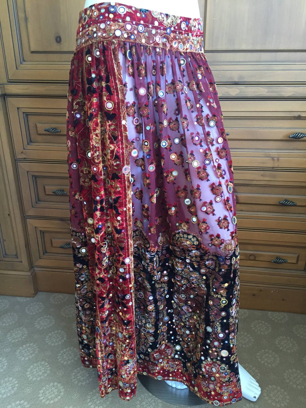 Oscar de la Renta Vintage Boho Gypsy Skirt with Mirrors.
This is wonderful, cut out velvet with mirror details, sheer in the front.
Marked size 4 but seems to run large
Waist 34
