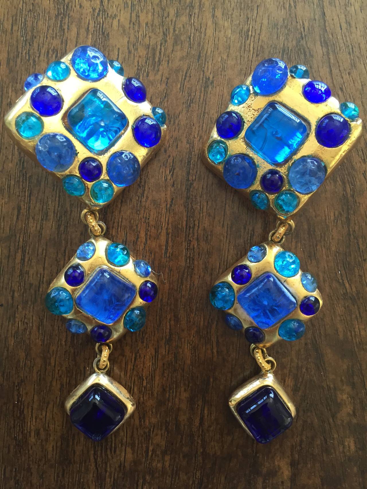 Dominique Aurientis Shoulder Duster Runway Earrings.
Clip backed, these feature three graduating drops studded with faux saphires.