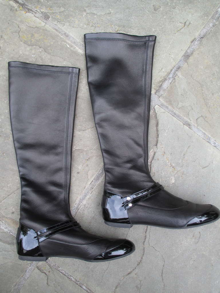 Chanel Ballet Flat Black Stretch Leather Boots w Patent Leather Trim 
These are stretch leather on the top, no zippers
Consignor wears sz 9 - 9 1/2. The box is marked sz 10, but I can't find a shoe size stamp on thes
sz 10 
In Box