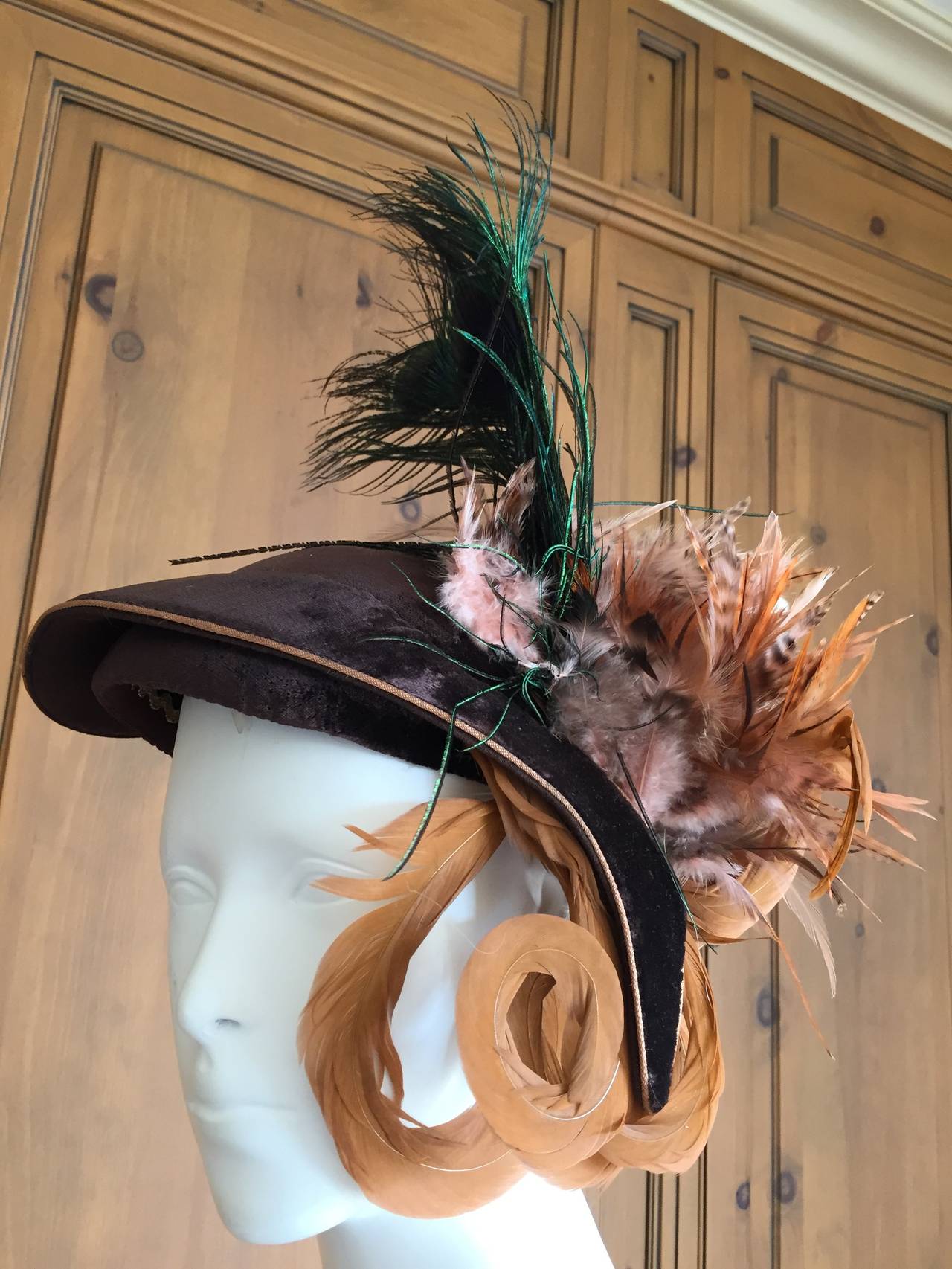 1940's Bird of Paradise Feather Hat In Excellent Condition In Cloverdale, CA