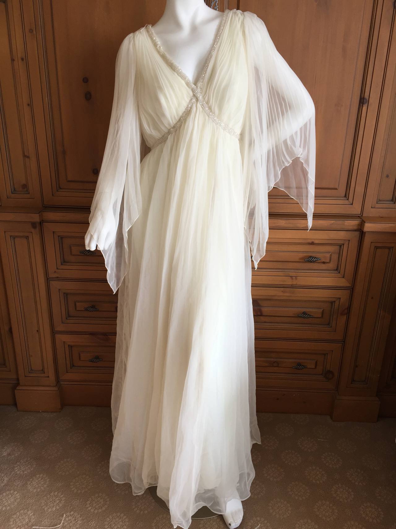 Jean Louis romantic bohemian ivory dress.
Beaded along the bust with wonderful sheer pleated wing like sleeves.
Very Florence Welsh , Aunty Mame , Lucille Ball and Andora all rolled into one knock out evening dress.
Jean Louis was one of the