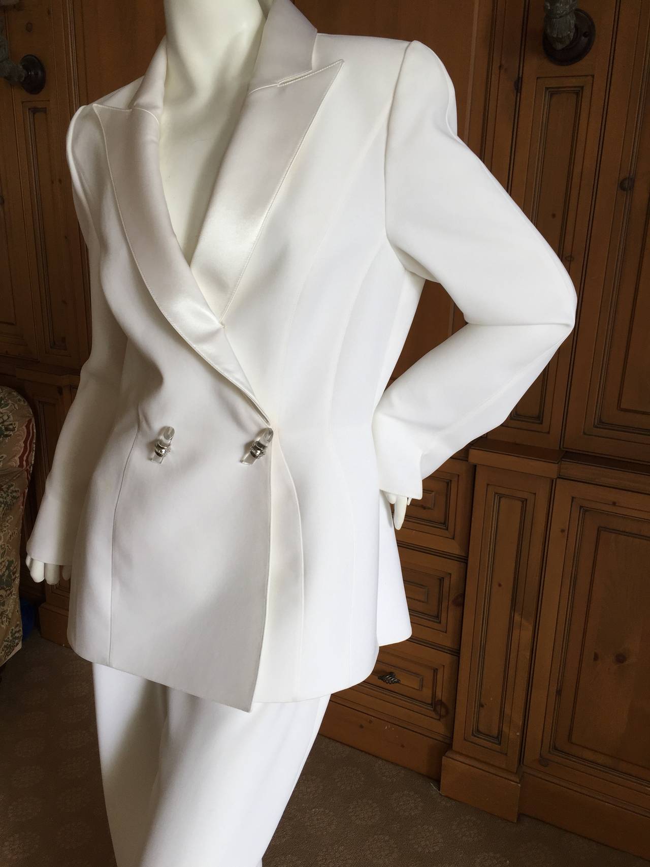 Thierry Mugler Vintage Ivory Tuxedo with Satin Lapels.
Cut to perfection, the details are pure Mugler.
Please use the zoom feature to see the details.
Crystal buttons and satin lapels.
Size 44
Bust 40