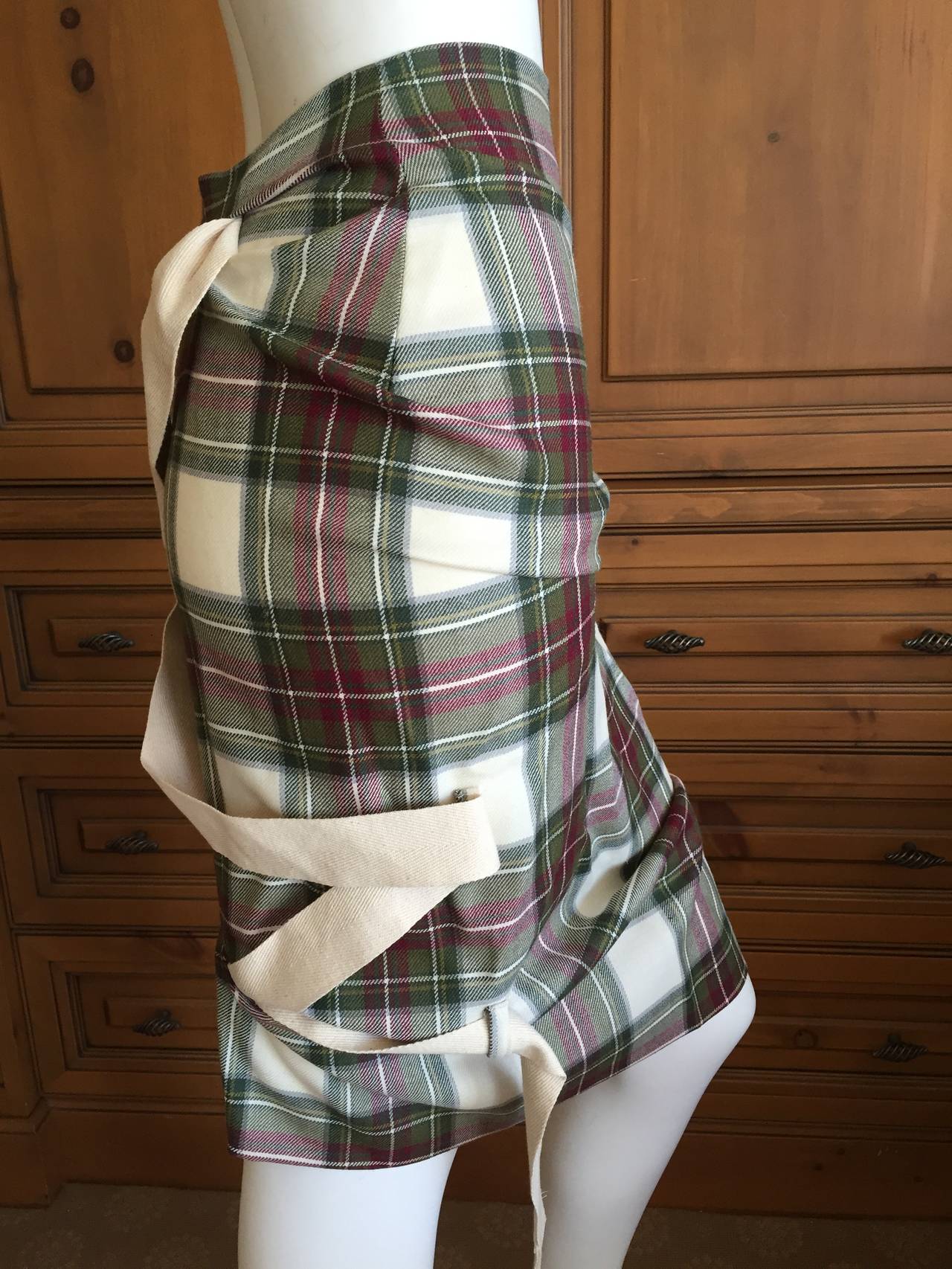 Vivienne Westwood Vintage Anglomania Tartan Plaid Bondage Skirt.
Sz 38

WAIST:	26 in. 
HIP:	34 in.