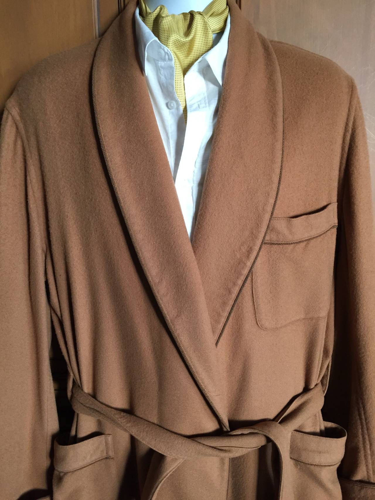 Loro Piana Pure Cashmere Mens Short Robe.
Lovely luxurious pure cashmere belted robe / smoking jacket.
Marked size XL
Chest 52