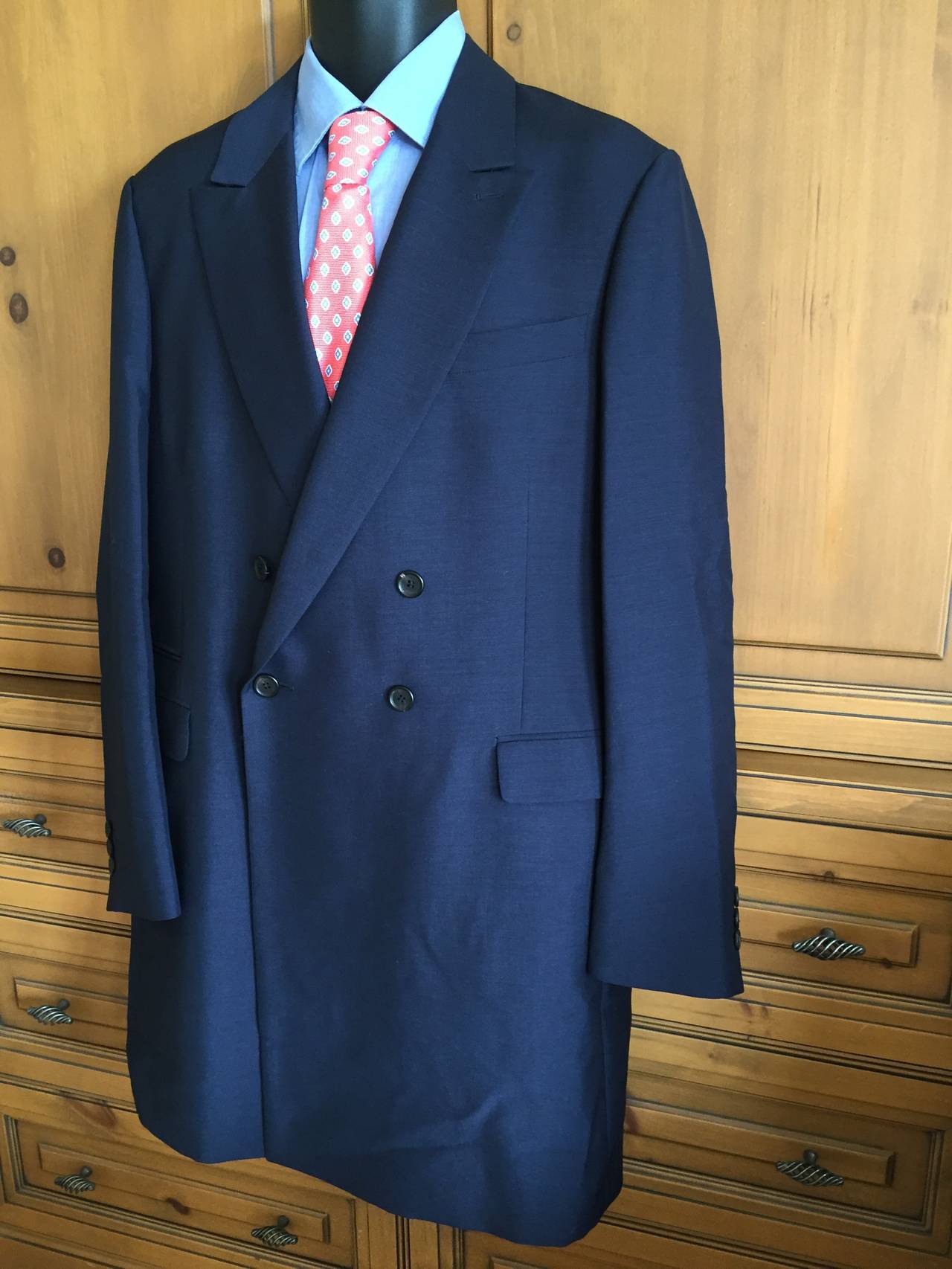 Prada Elegant Mens Mohair Coat.
US size 48.
Very lightweight mohair 60%, wool blend 40%.
Unlined, this is the perfect three season dress coat.
Measurements ;
Chest 49