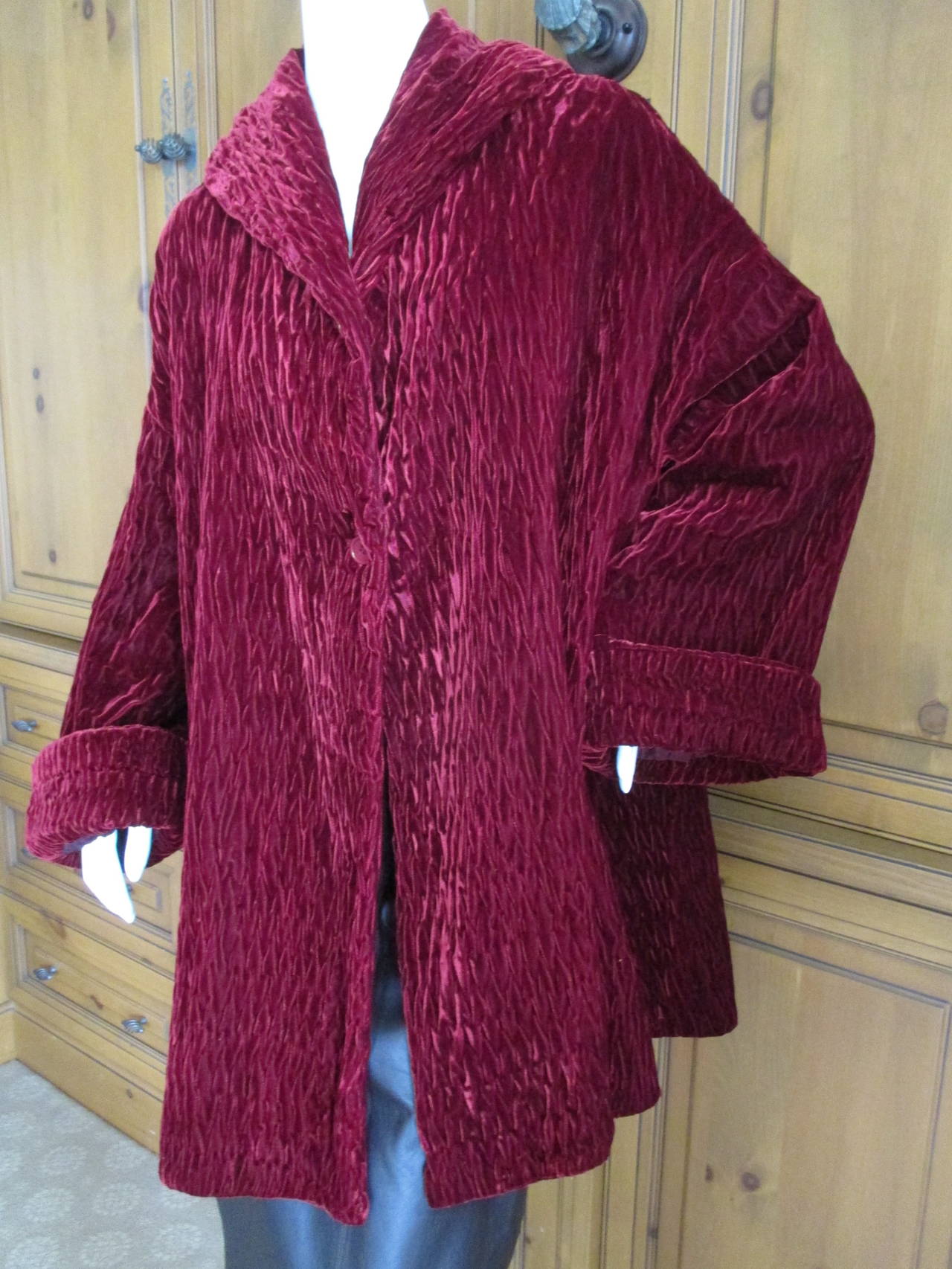 Romeo Gigli Burgundy Vintage Velvet Coat
Luscious Burgundy velvet with an unusual puckered treatment, so pretty.
Sz 42
This is cut extremely generously, the bust is 60