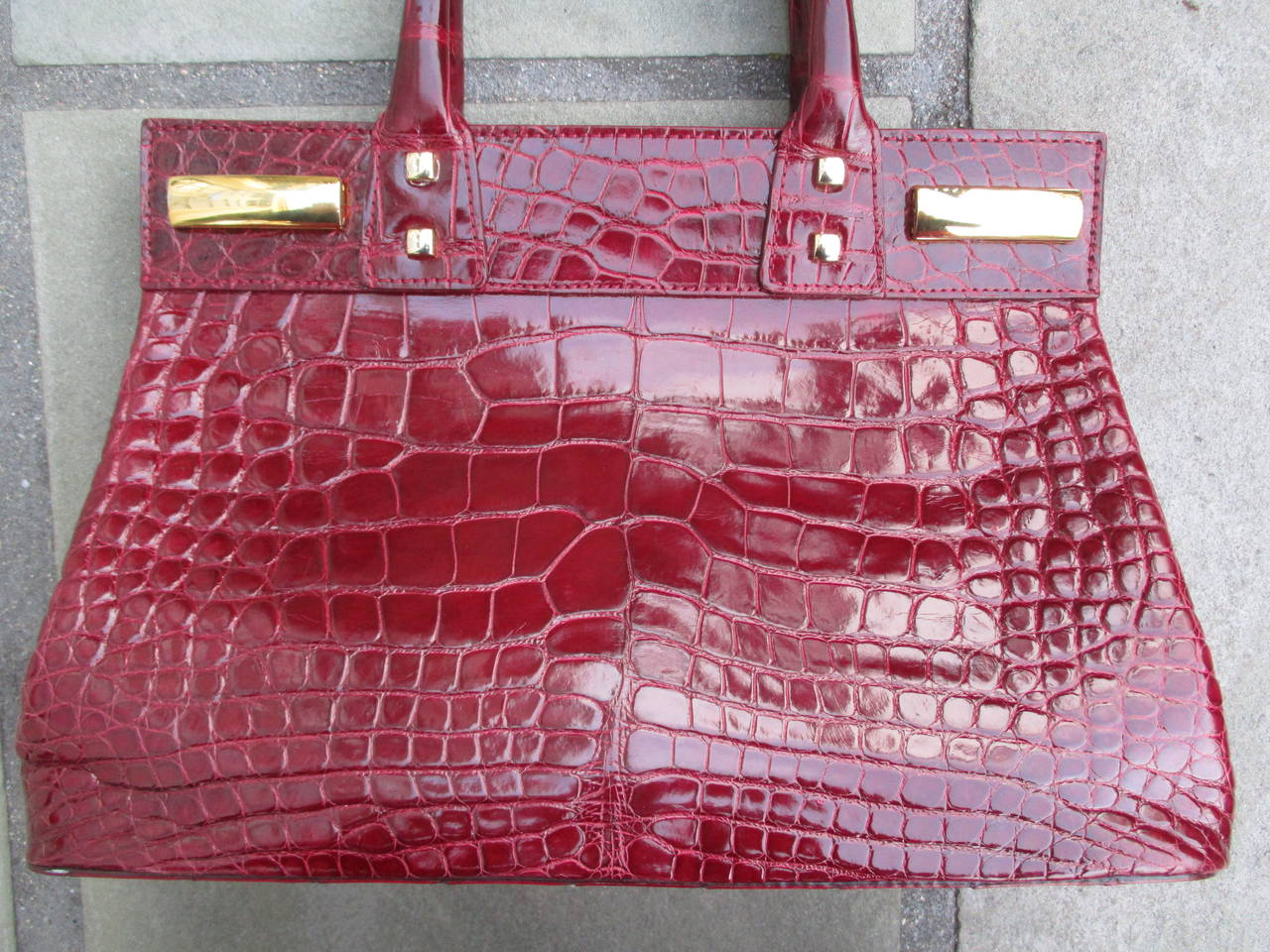 Donna Karan Rouge Alligator Lock Tote In Excellent Condition In Cloverdale, CA