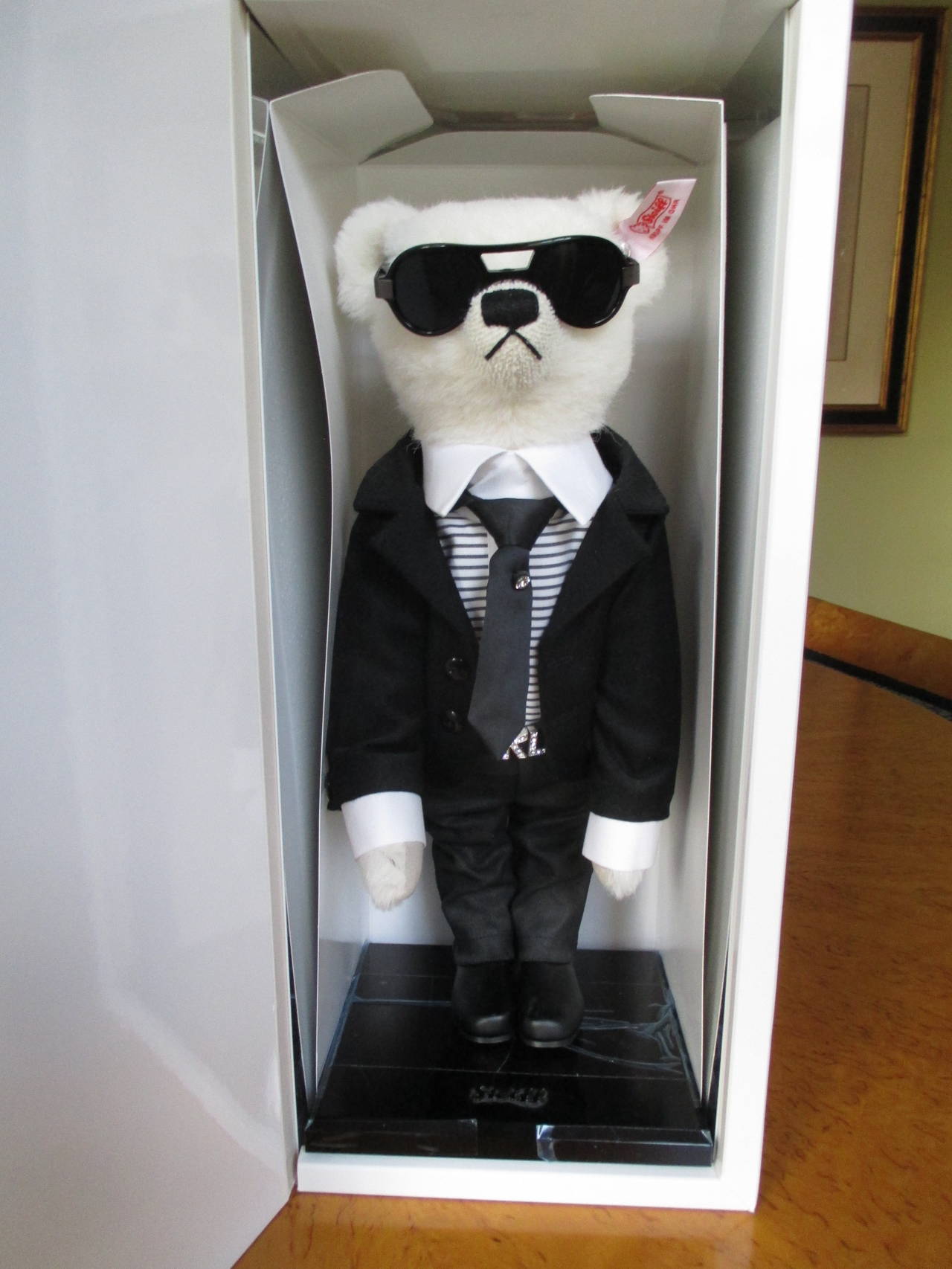 Karl Lagerfeld Steiff Teddybär
Zu Ehren des 125-jährigen Jubiläums von Steiff wurde in Zusammenarbeit mit Karl Lagerfeld dieser wunderbare Bär geschaffen. 
Dies ist in seiner ursprünglichen Box:: neu.