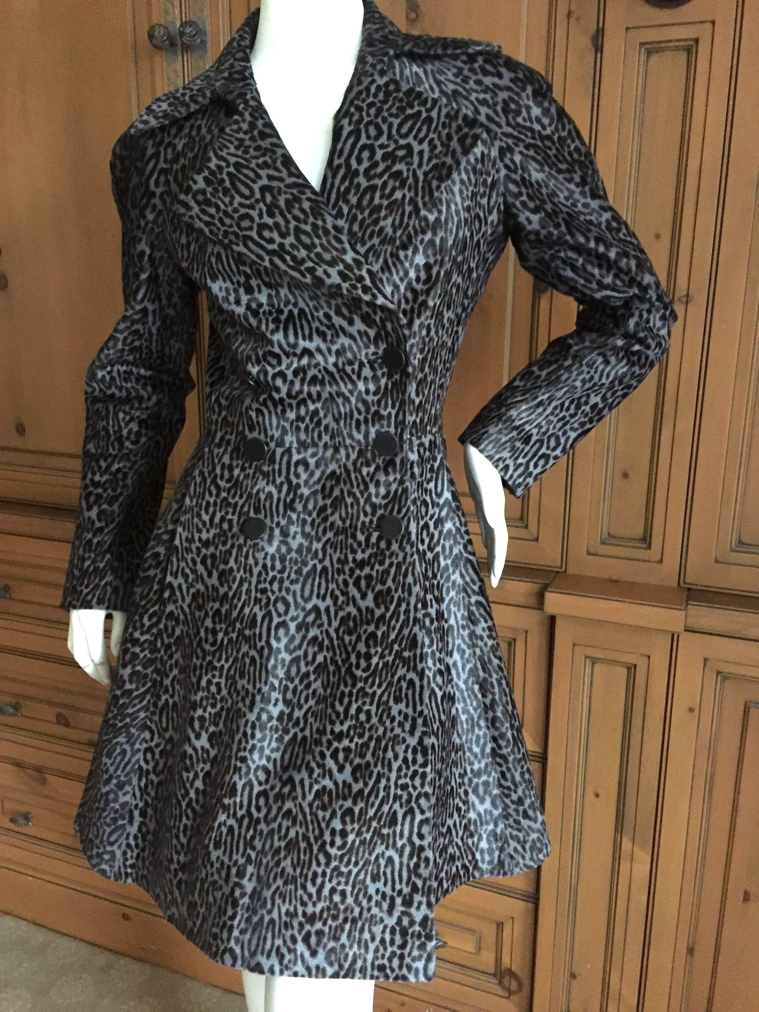 Wonderful leopard printed pony hair (calf) coat.
Double breasted with a full flaring skirt, so pretty.
Size 36
Measurements ;
Bust 36