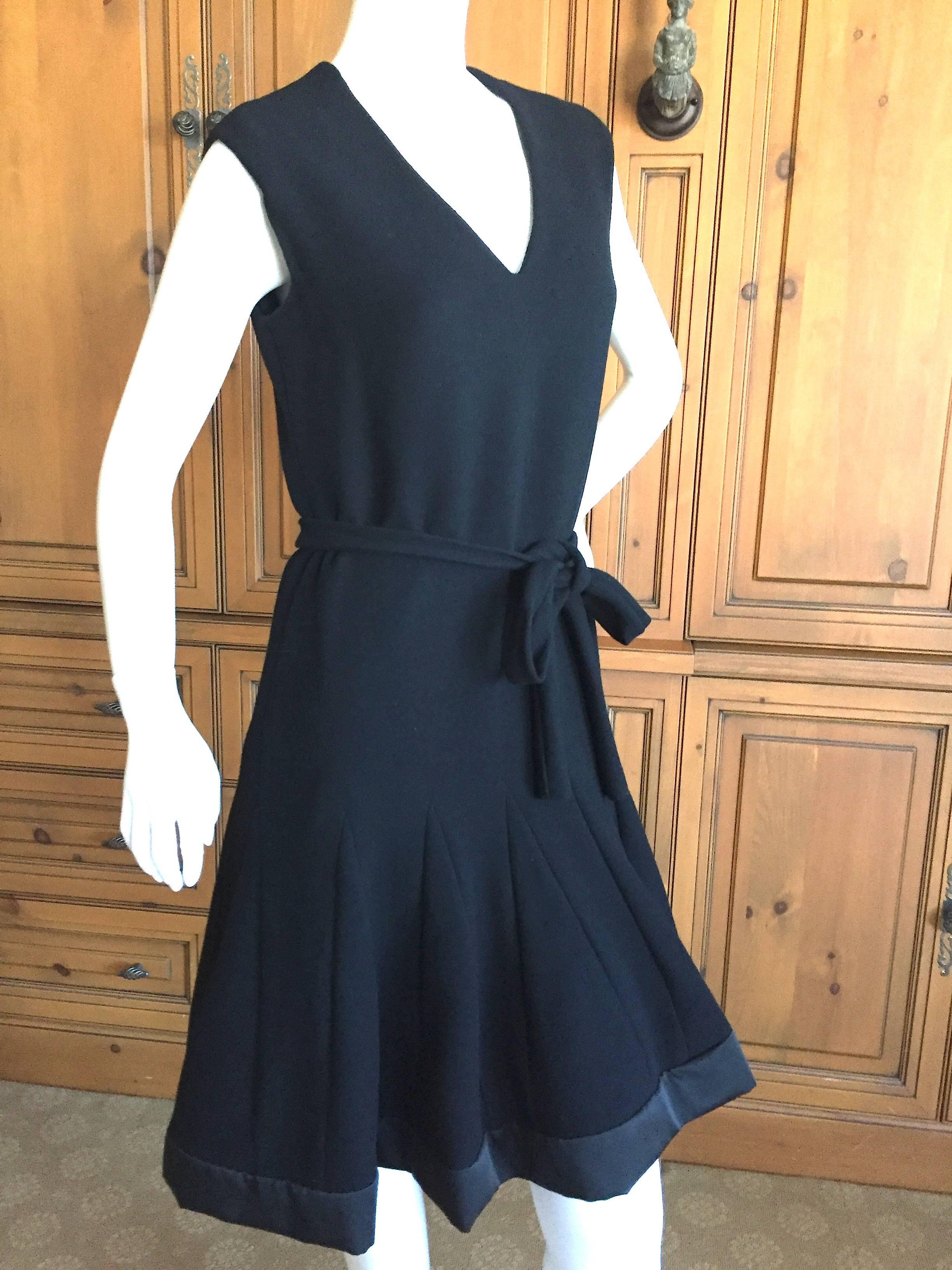 Delightful sleeveless little black dress from Norman Norell.
This is a very rare Norell, I have never seen a sleeveless Norell.
The skirt features inverted V inserts and is edges at the hem with wide grossgrain ribbon.
Lined in silk, the details