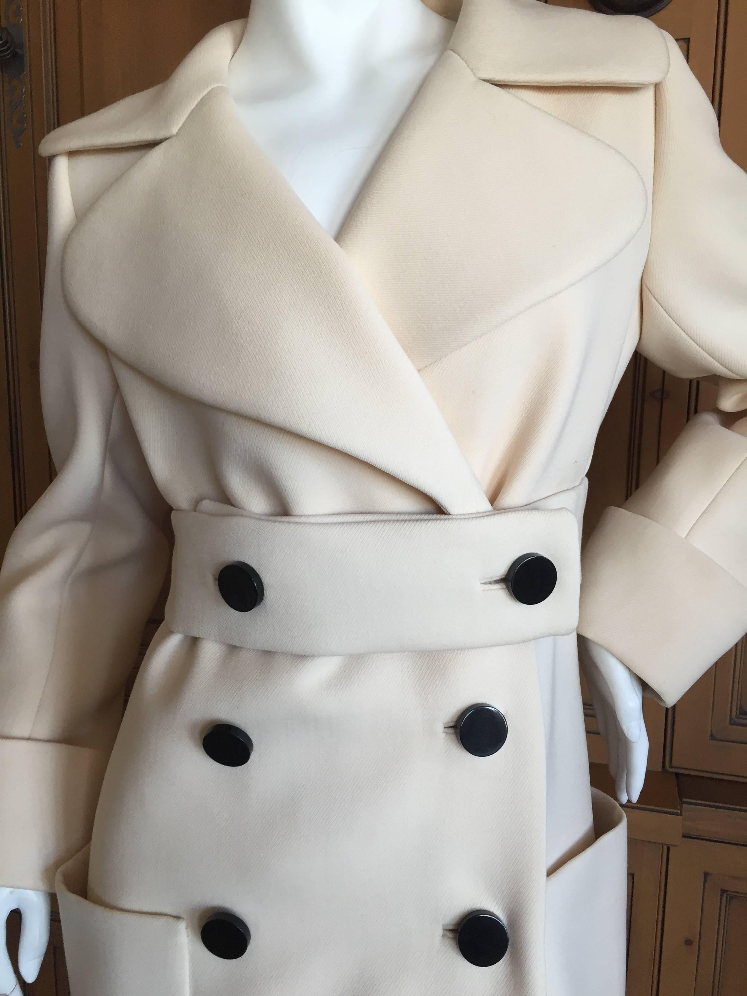Norman Norell 1960 Ivory Coat with Wide Belt.
Wonderful Norell, with exaggerated collar and wide belt.
Lined in silk taffeta, all hand finished.
Size 10
Bust 40