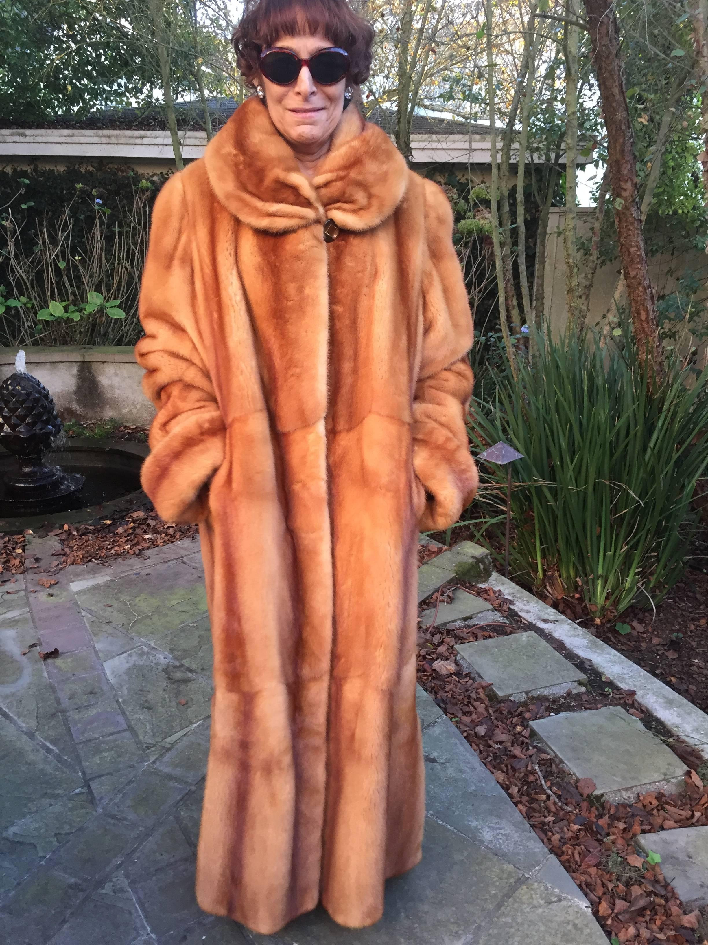 Floorlength Blonde Mink Reversible Coat from Fendi In Excellent Condition In Cloverdale, CA