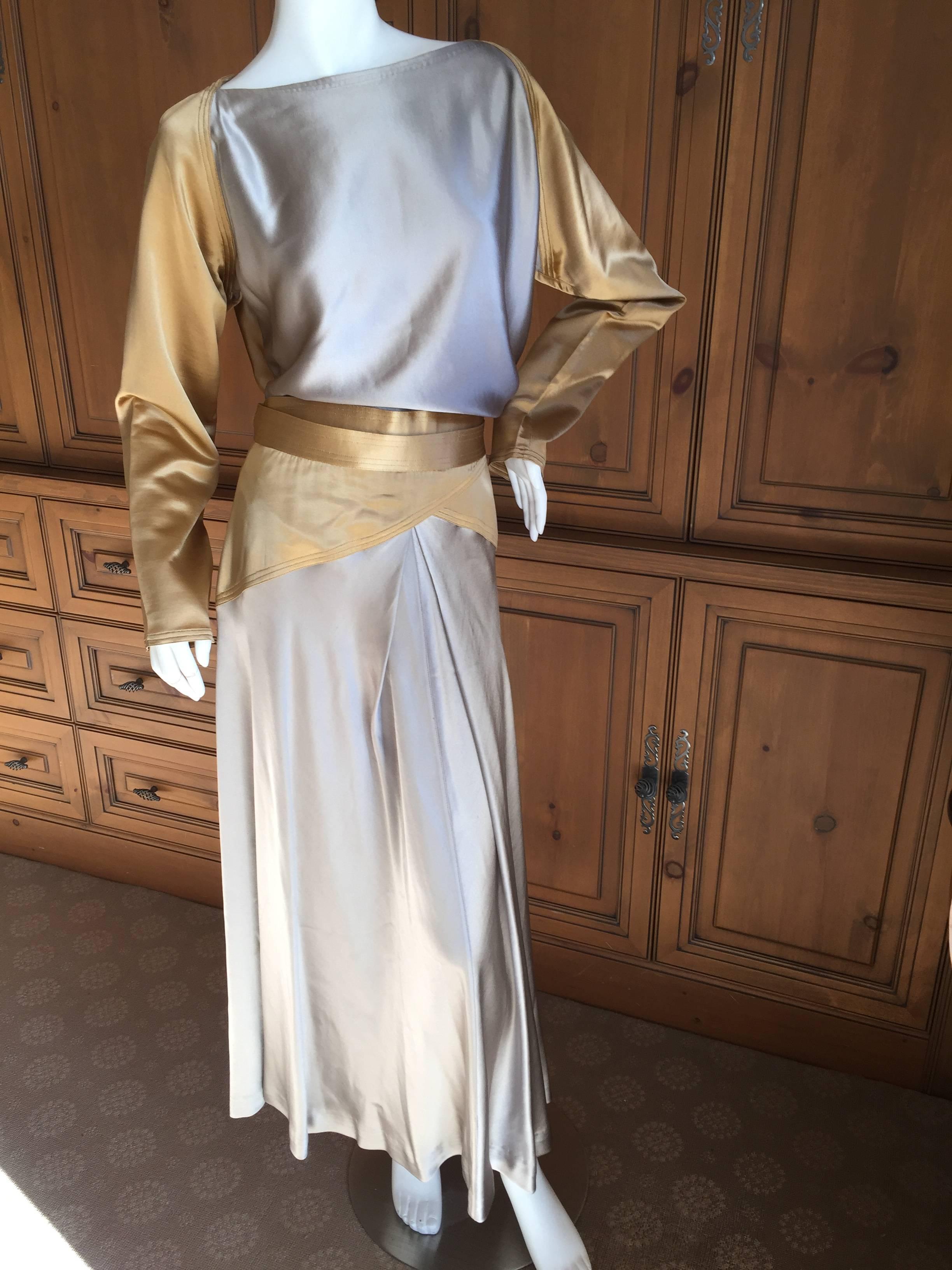 Geoffrey Beene silk charmeuse in wonderful shades of gold and silver.
Featuring a wrap skirt and a matching long sleeve top.
No size label , will fit sz 6-10
Bust 44