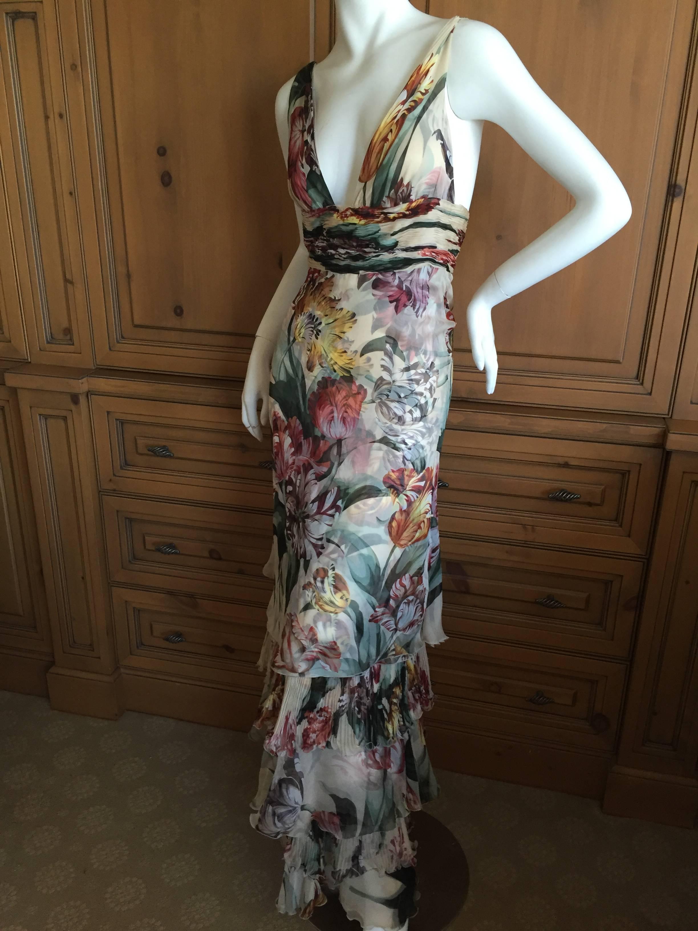 Elegant tulip pattern silk chiffon dress from pre retirement Valentino.
Beautiful tulip print silk confection from Valentino.
Ruched top with revealinhg back the skirt is tiered with alternating knife pleated layers .
Size 4
Bust 34