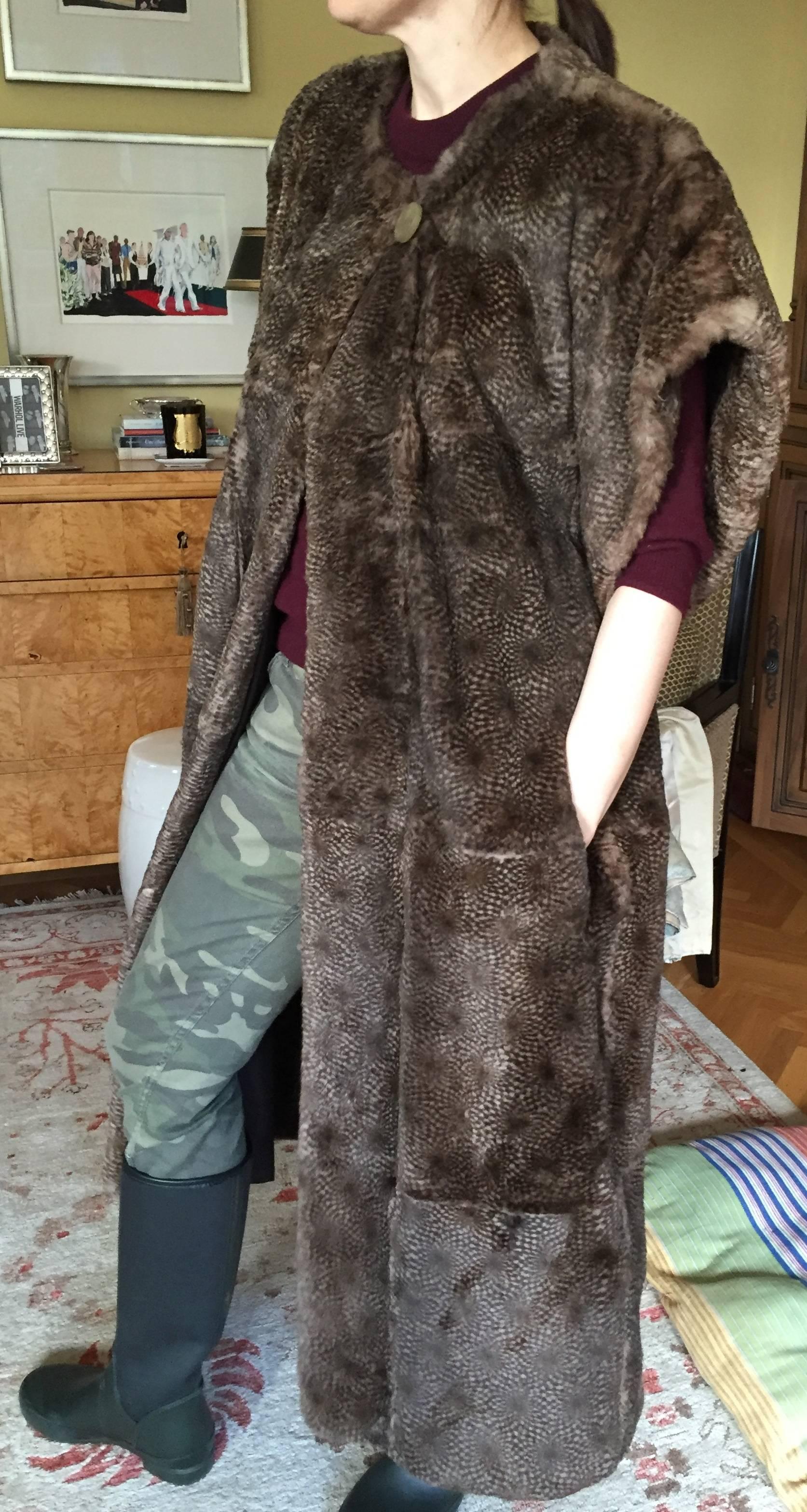 Fendi by Lagerfeld Vintage Feather Pattern Fur Vest In Excellent Condition In Cloverdale, CA