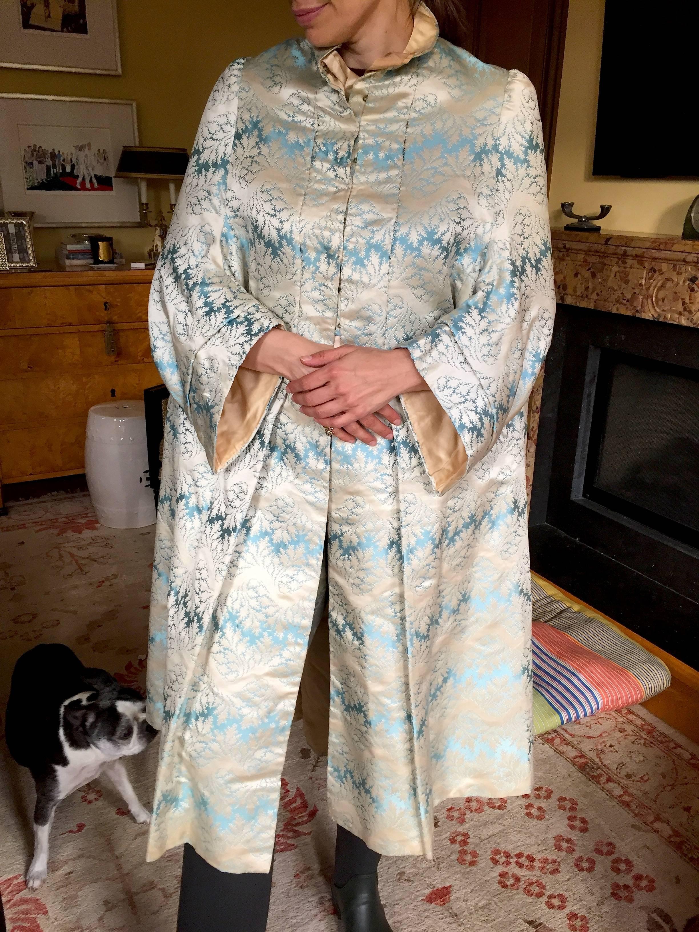 Fine French Silk Brocade 19th Century Summer Hooded Outing Cloak  In Excellent Condition For Sale In Cloverdale, CA