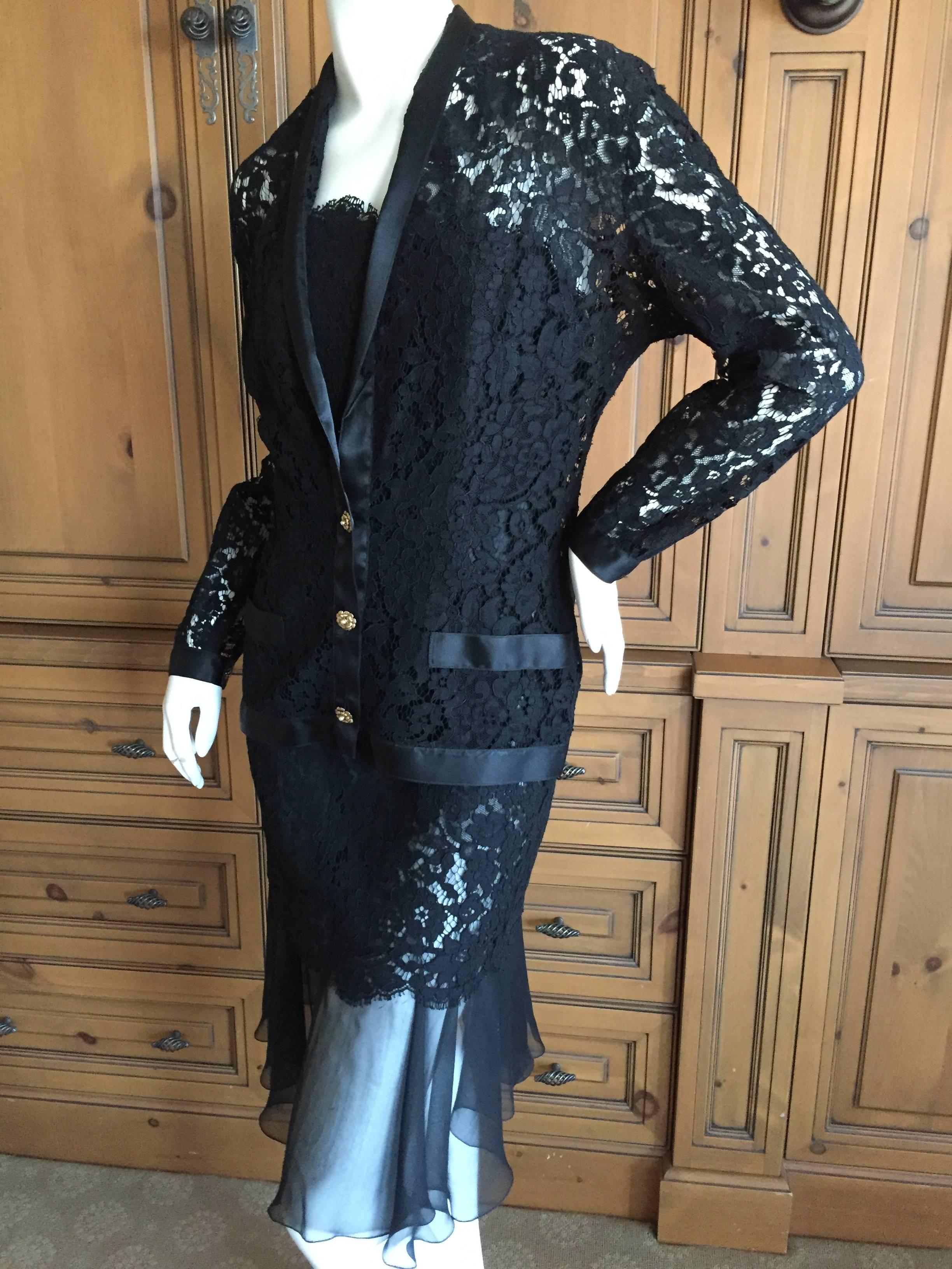 Abito e giacca Chanel vintage in pizzo nero Alencon con bottoni Camelia In condizioni ottime a Cloverdale, CA