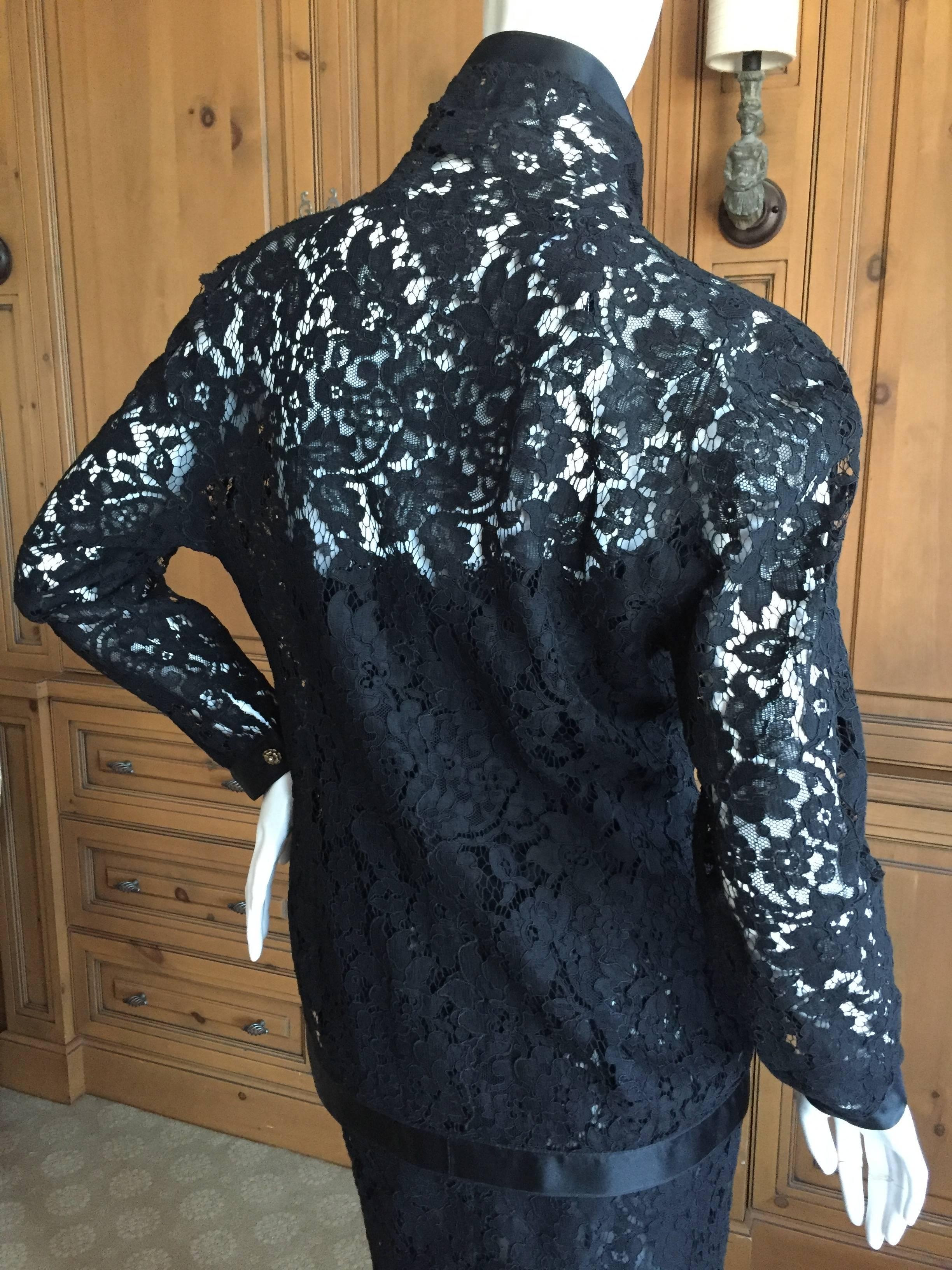 Abito e giacca Chanel vintage in pizzo nero Alencon con bottoni Camelia 4