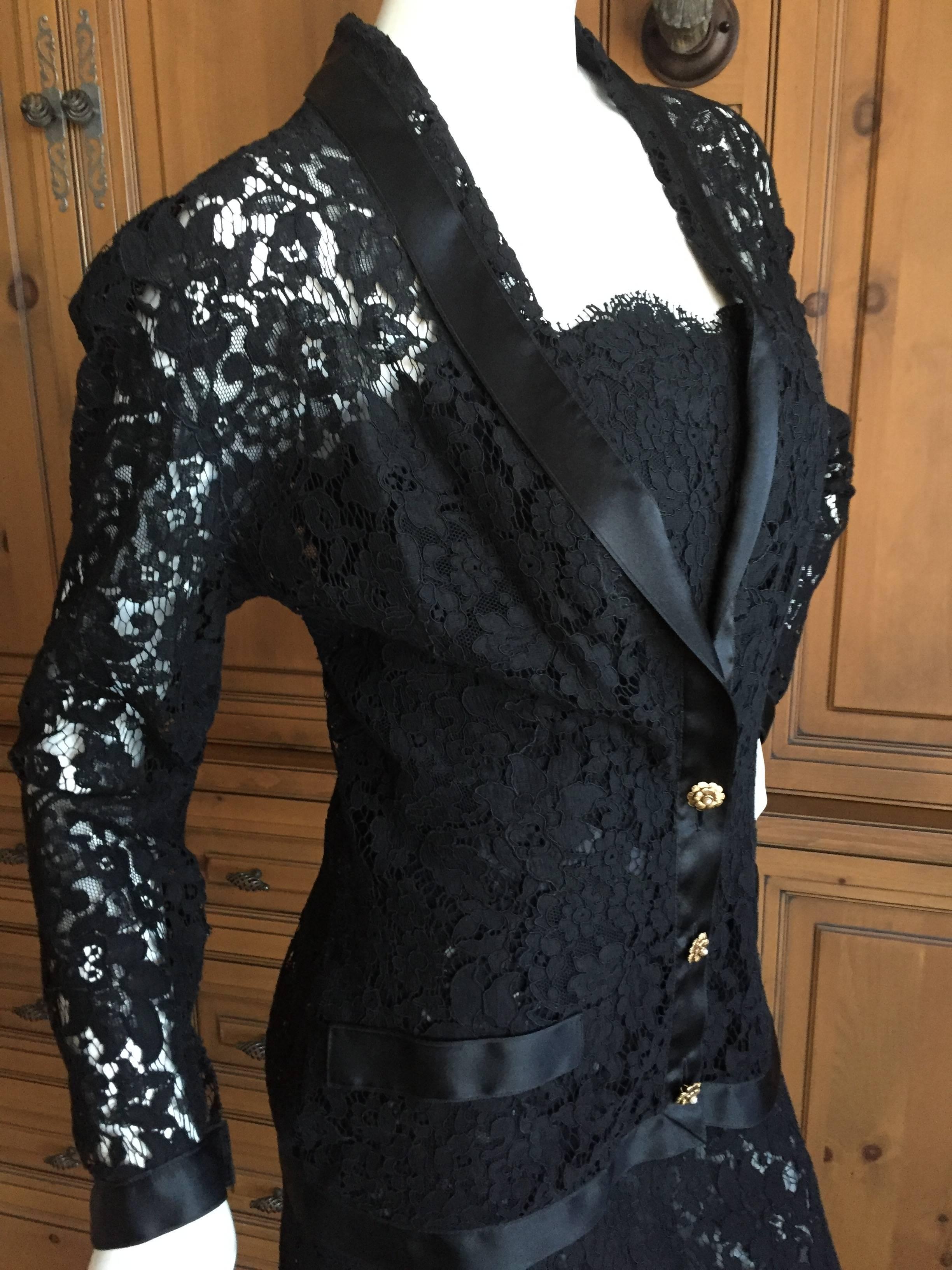 Splendido abito vintage nero in pizzo alencon con giacca abbinata di Chanel.
L'abito in pizzo senza spalline con gonna a pannelli trasparenti è ornato da un nastro di raso.
La giacca abbinata ha bottoni dorati a forma di fiore di camelia.
È molto