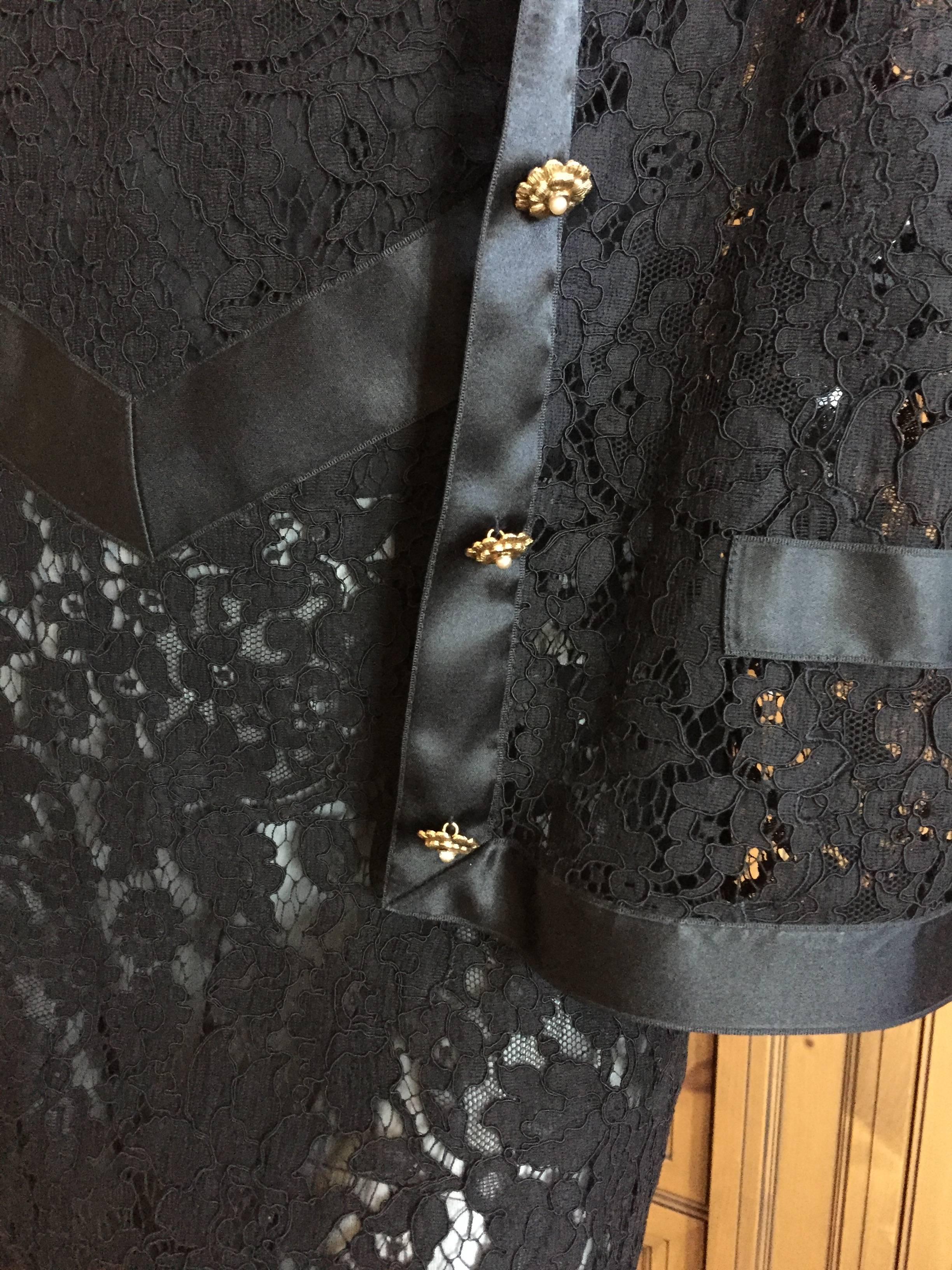 Abito e giacca Chanel vintage in pizzo nero Alencon con bottoni Camelia 2
