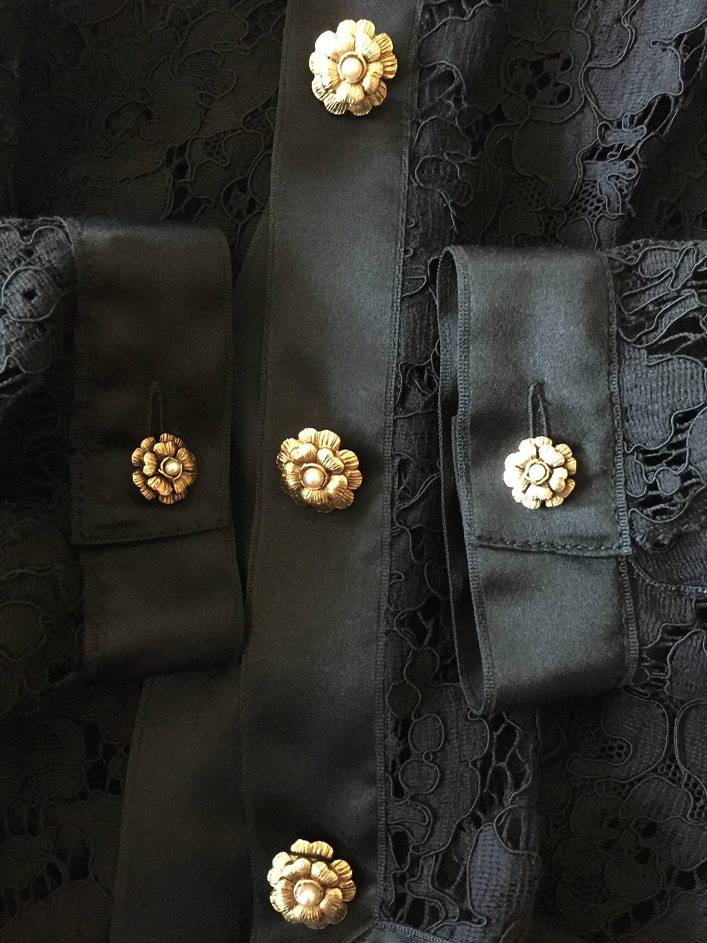 Abito e giacca Chanel vintage in pizzo nero Alencon con bottoni Camelia 1