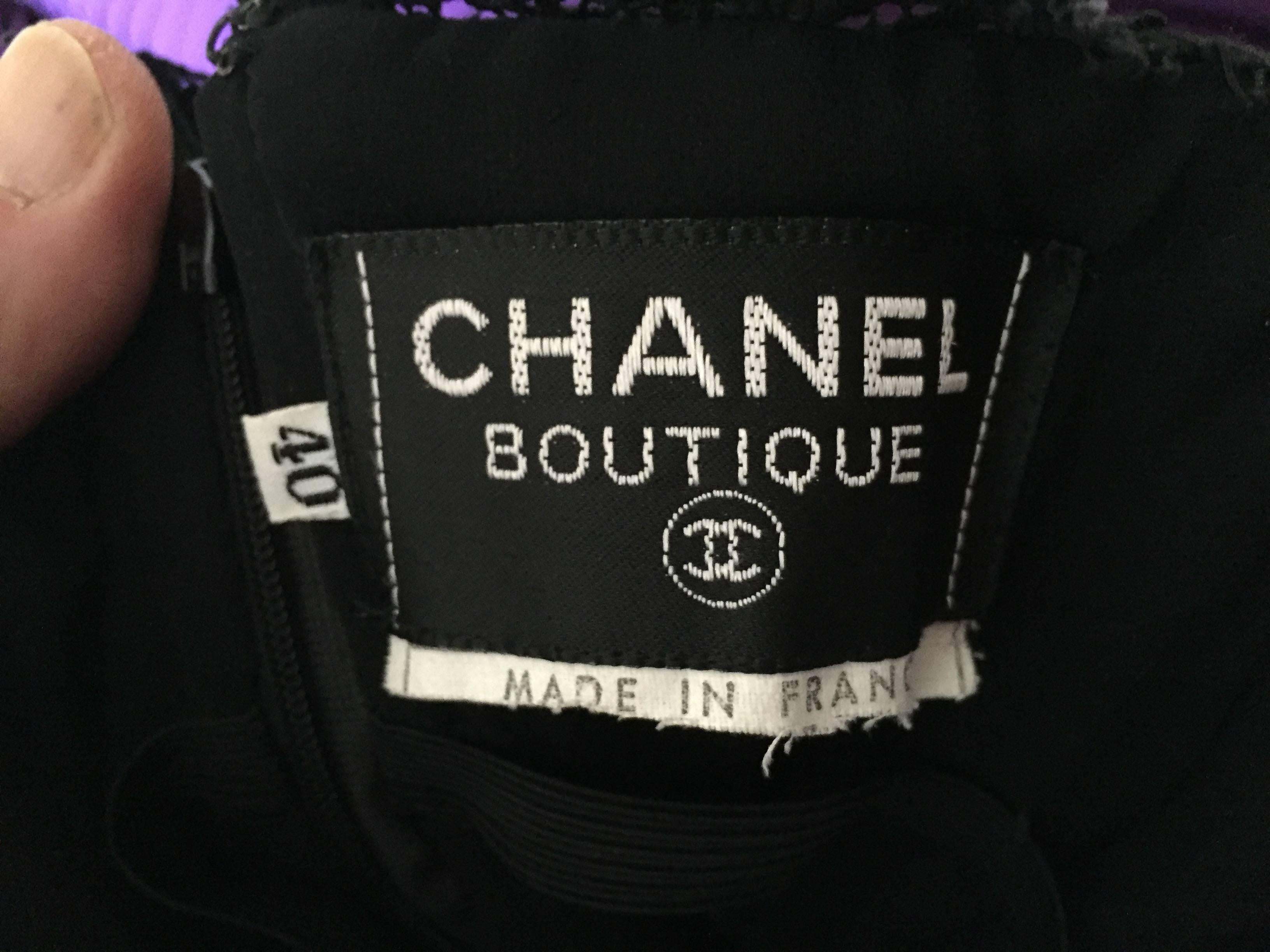 Abito e giacca Chanel vintage in pizzo nero Alencon con bottoni Camelia 6