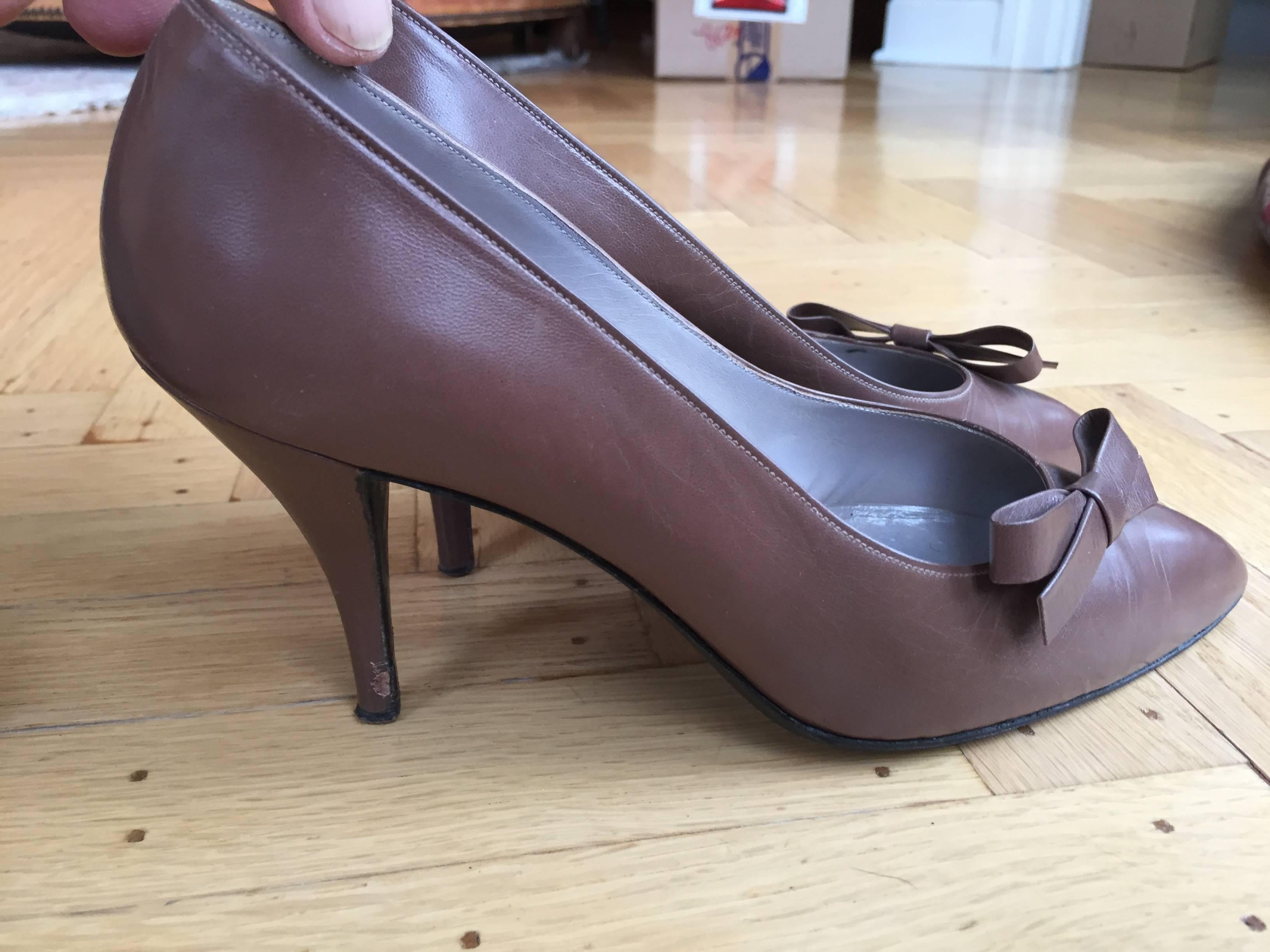 Brown Leather Christian DIor 1959 Haute Couture Pumps par Roger Vivier.

Original owner wore size 6 and 6 1/2 
From the collection of Eleanor Louise Christenson de Guigné. 
Eleanor de Guigné was one of the most elegant Grand Dames of the Bay