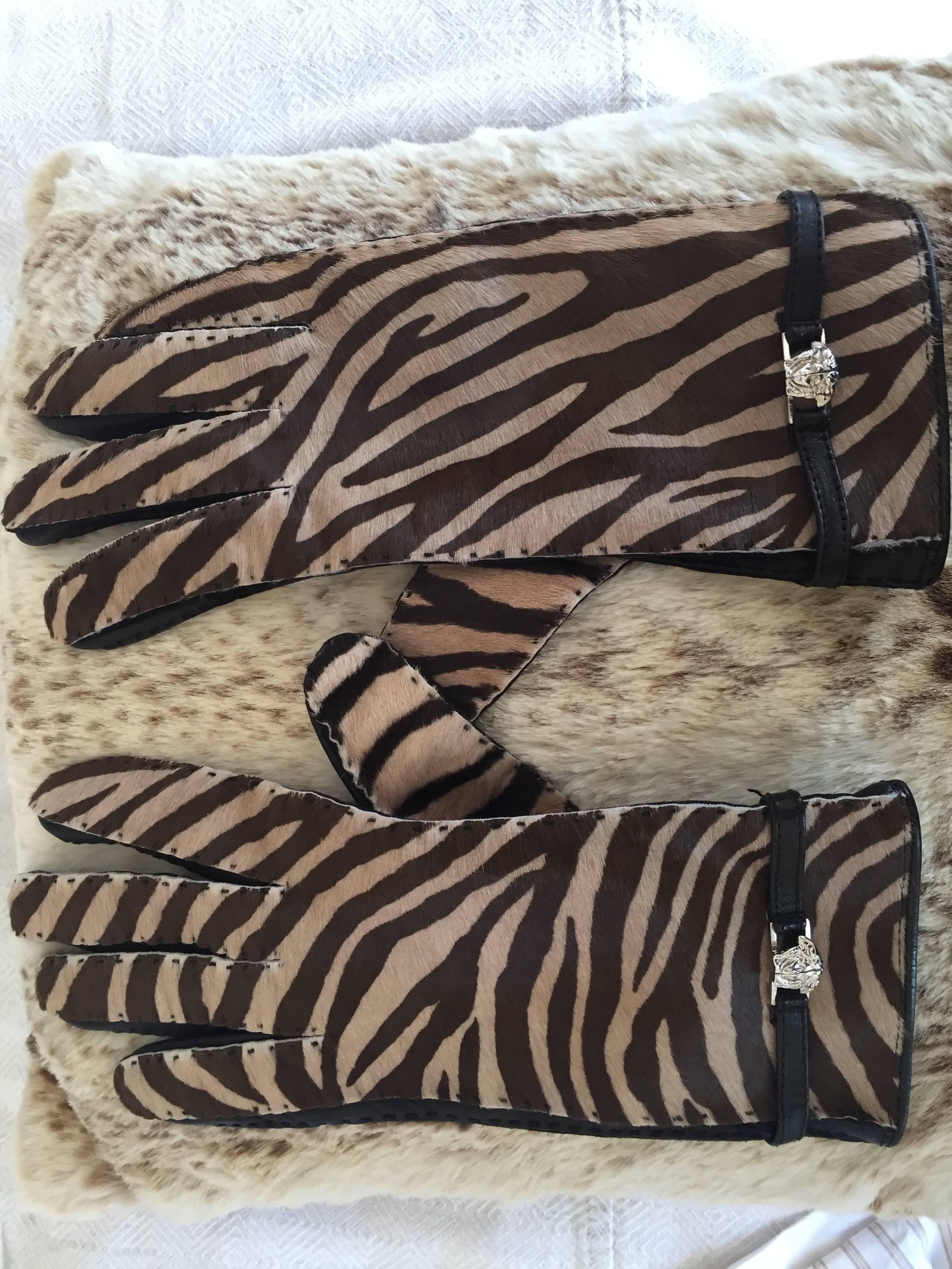 Wonderful zebra print pony skin gloves from Gianni Versace, mid 70's.
Size L