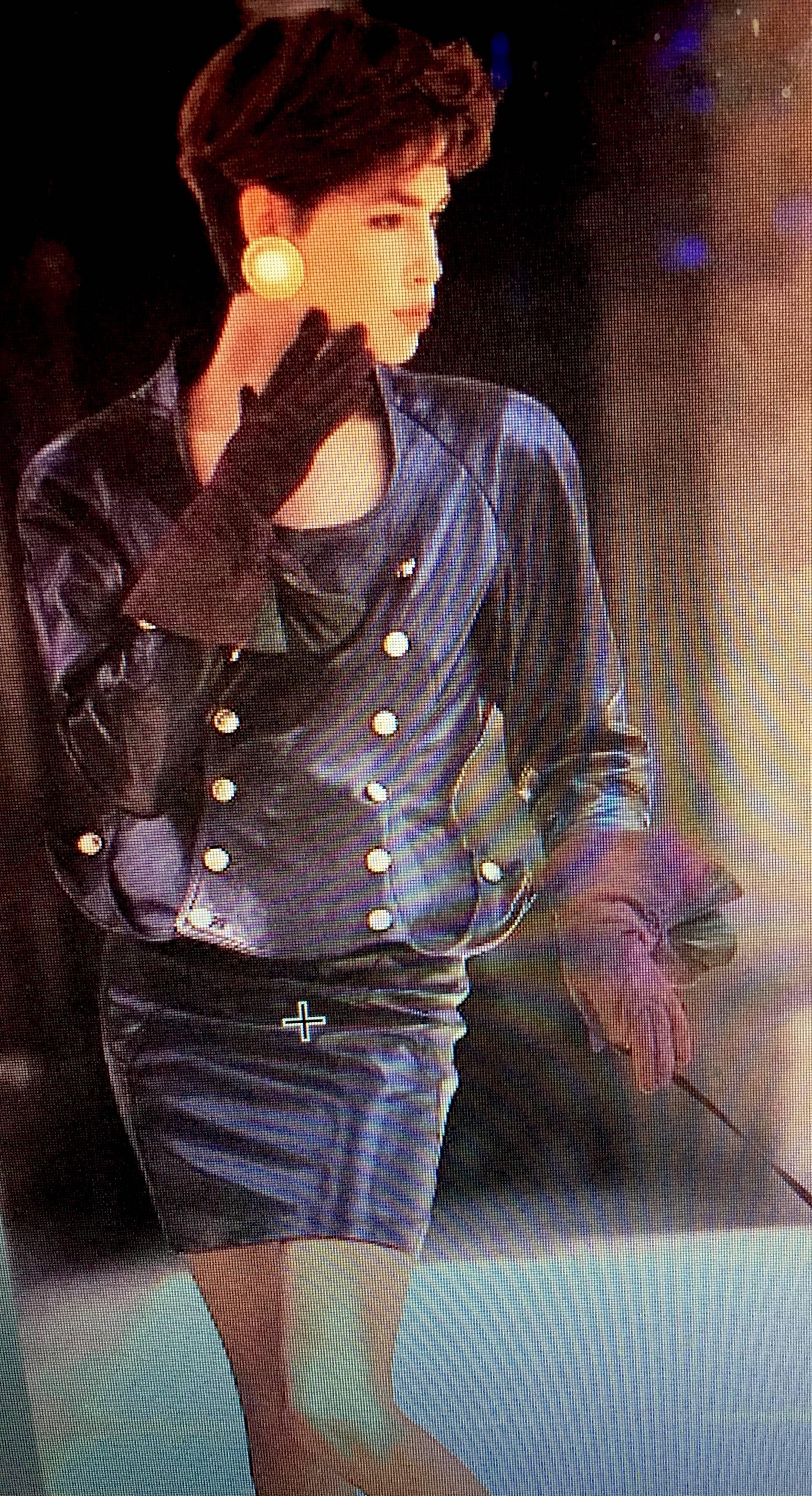 Bedeutende schwarze Lederjacke mit Goldknöpfen von Jean-Claude Jitrois, um 1987.
Zweireihiger Verschluss mit großen goldenen Monogramm-Knöpfen und Korsett-Spitzendetails auf dem Rücken.
Büste 40