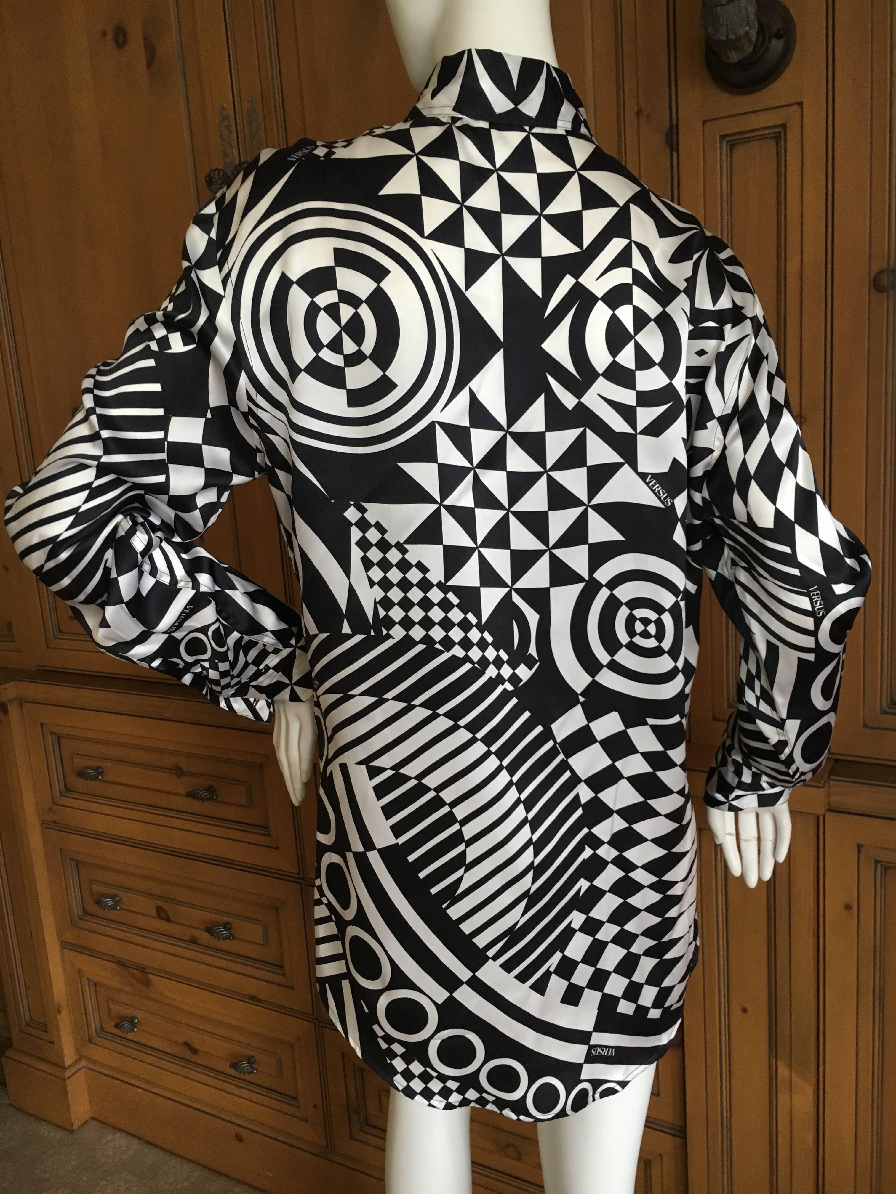 Wonderful silk op art blouse from Versus by Gianni Versace.
New with tags
Size 42
Bust 42