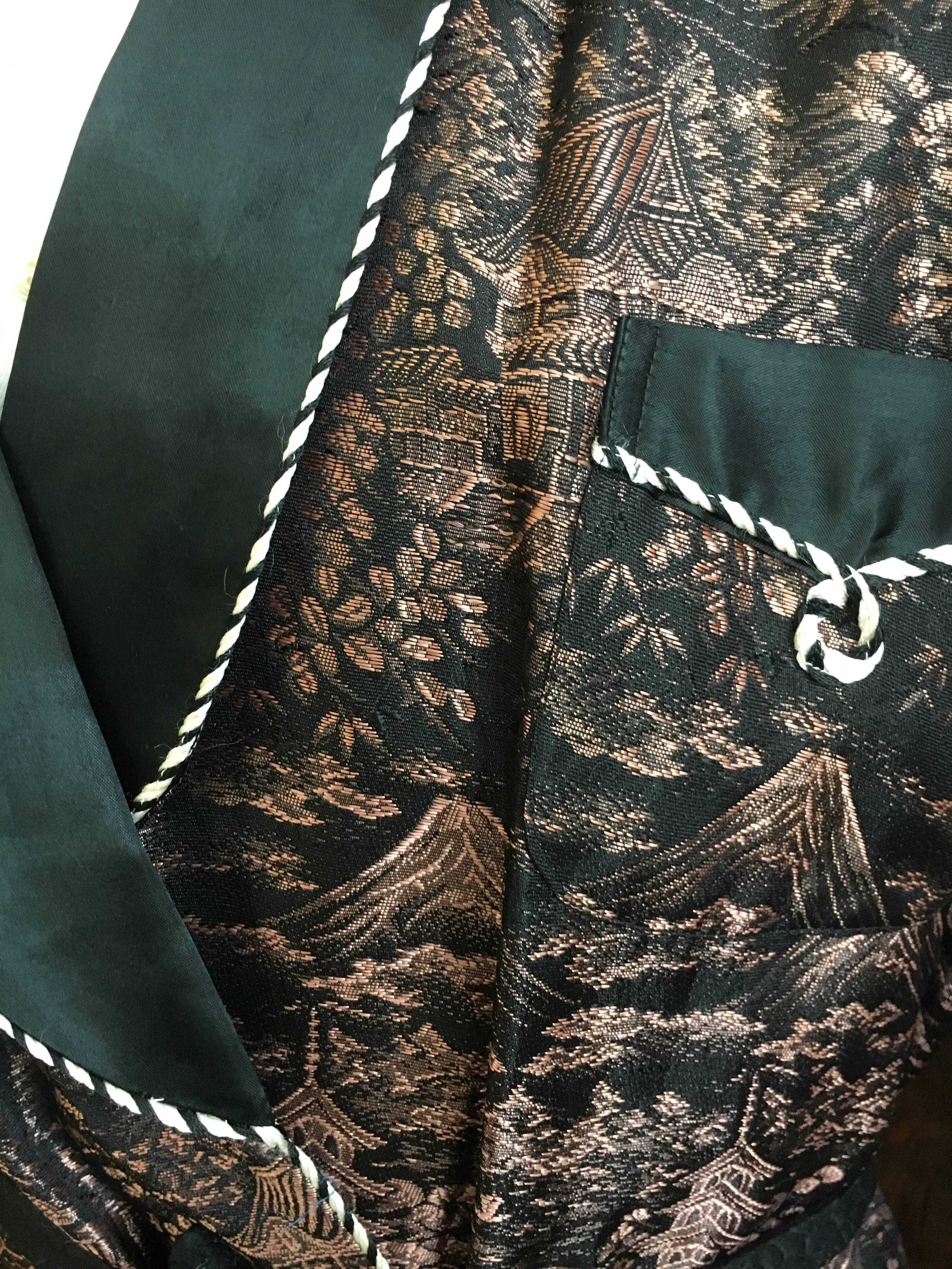 1950's Gentleman's Kimono Fabric Smoking Jacket Made in Japan  In Good Condition For Sale In Cloverdale, CA