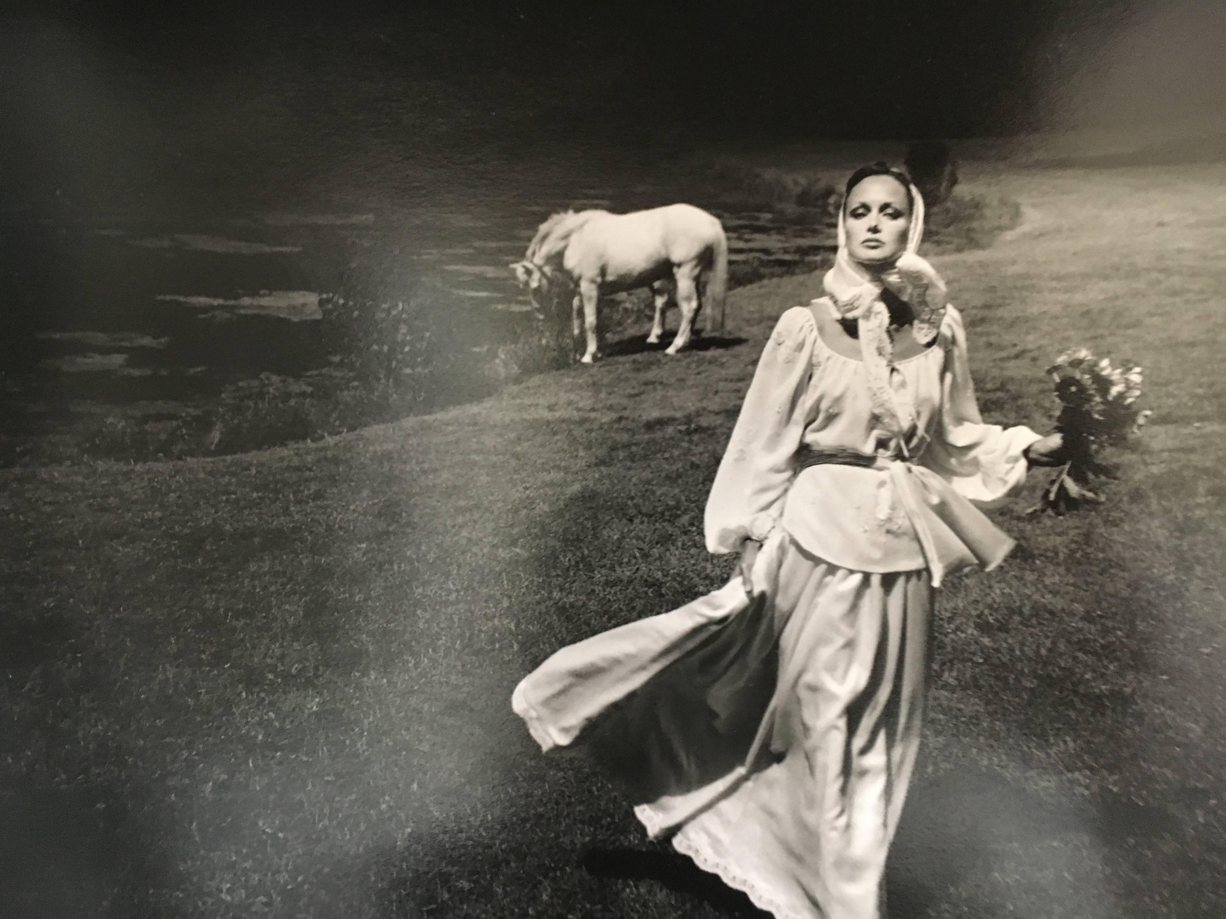 Beautiful large format black and white original photograph of Karen Graham wearing Frank Massandrea by Victor Skrebneski , 1976.
Featured in an Estee Lauder ad.
16