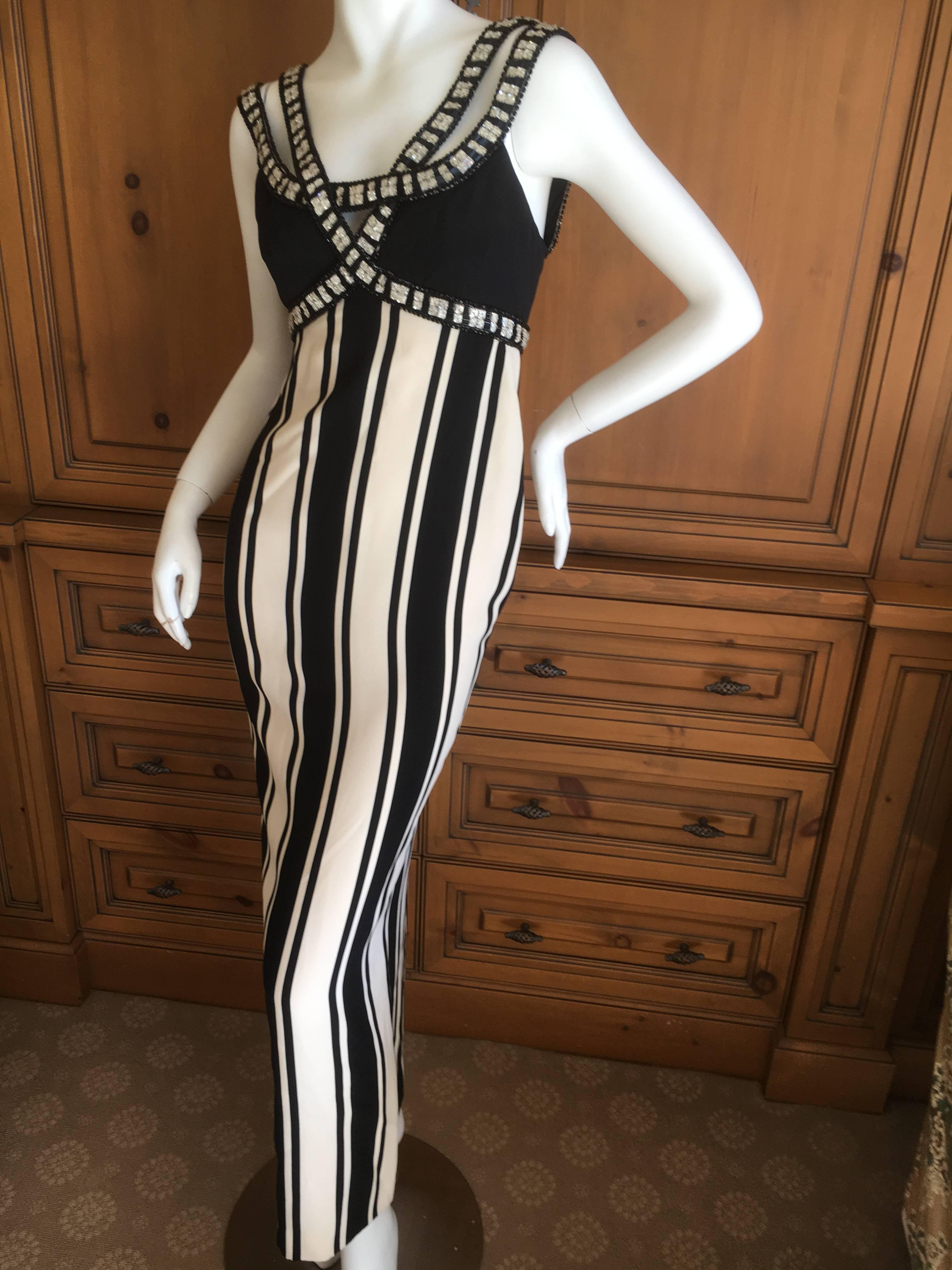 Exquisite mod dress from James Galanos circa 1970.
Featuring a sexy jeweled bodice , a very high back slit, and a large matching shawl with fringe ends.
Fully lined in pure silk, with superb jewel and bead details, this is simply superb.
Classic