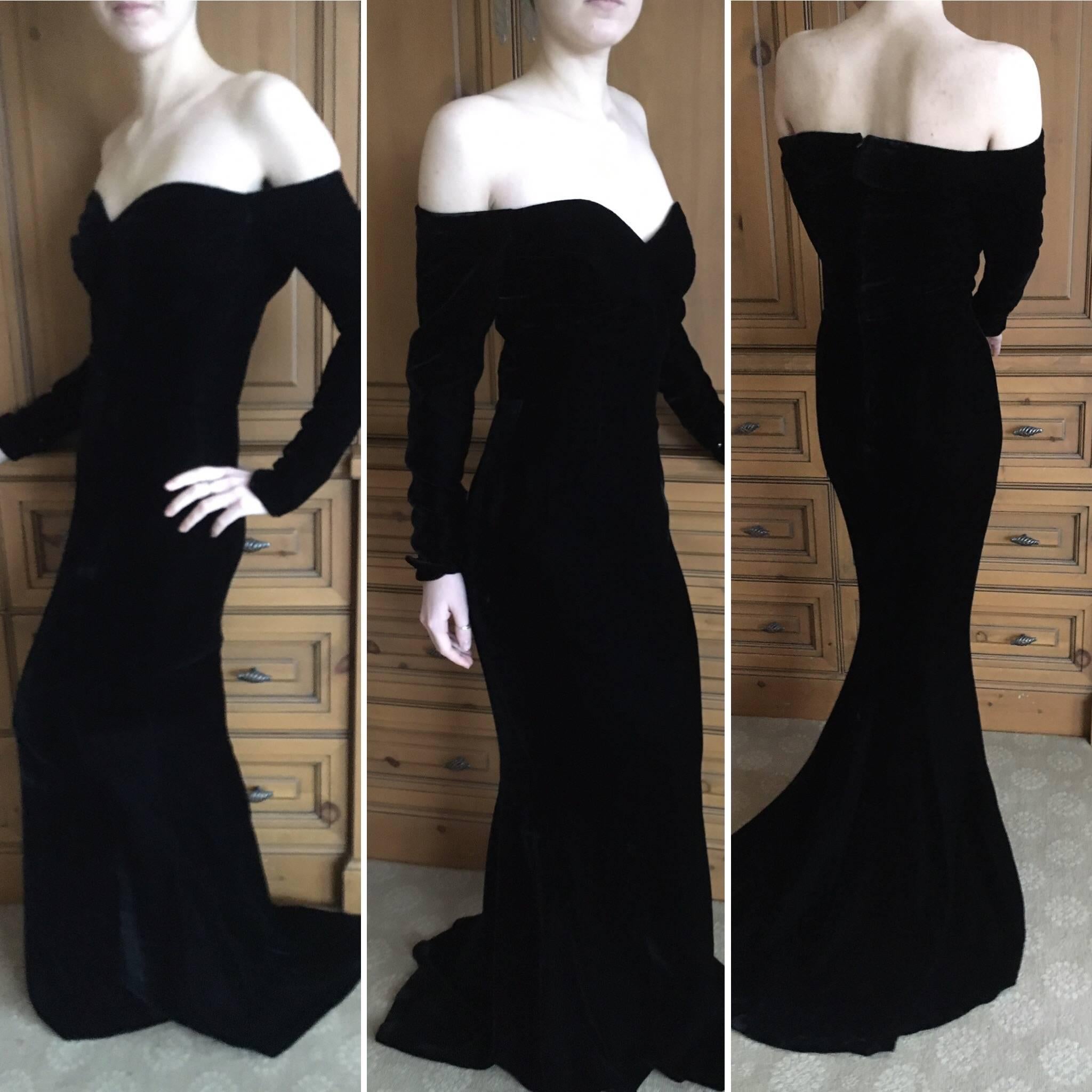 Spectacular black velvet sleeveless evening dress from Thierry Mugler circa 1989.

Size 38
Bust 38