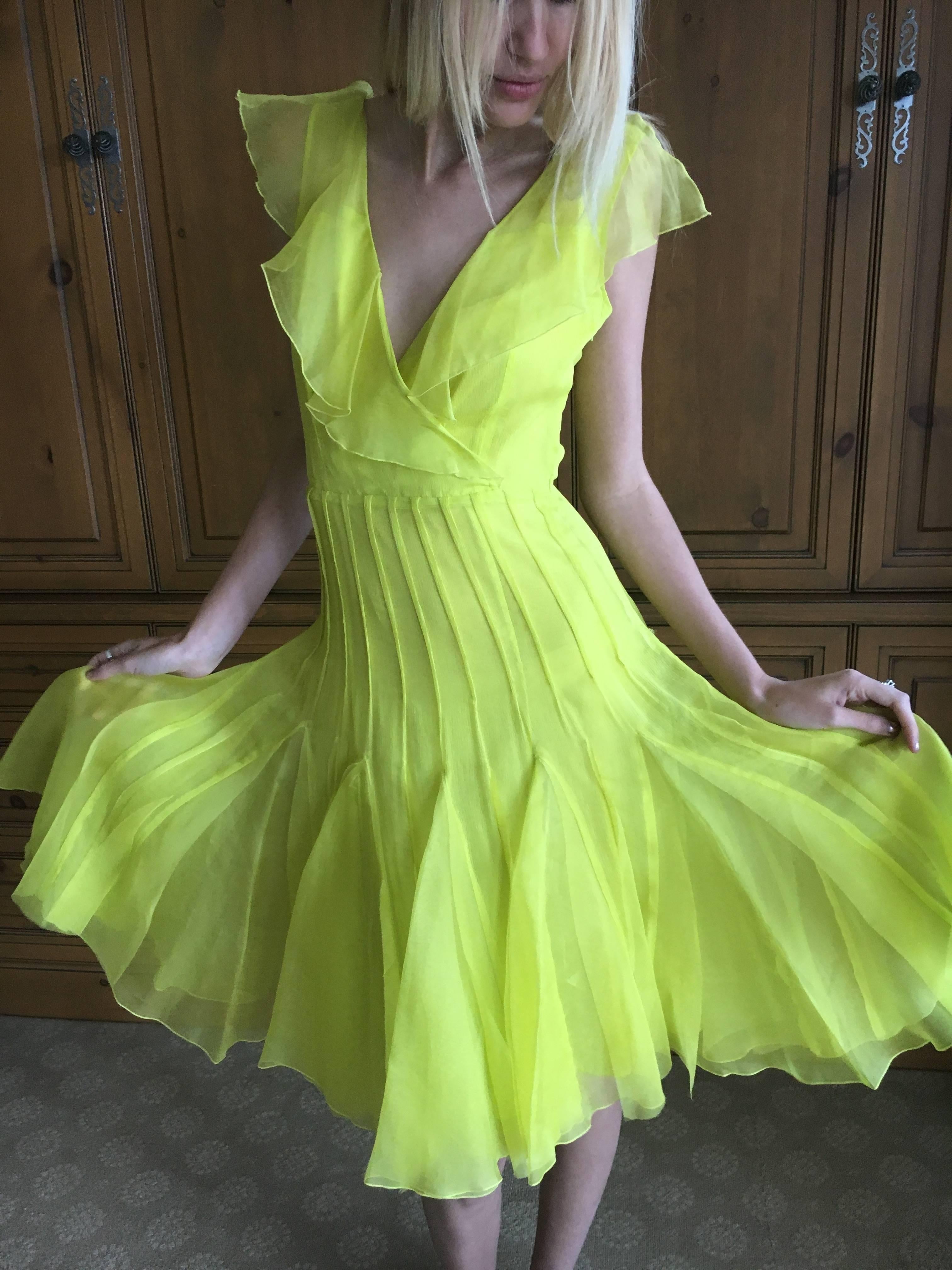 Oscar de la Renta Neon Green Silk Chiffon Low Cut Dress.
Size 2 (size tag removed)
Bust 35