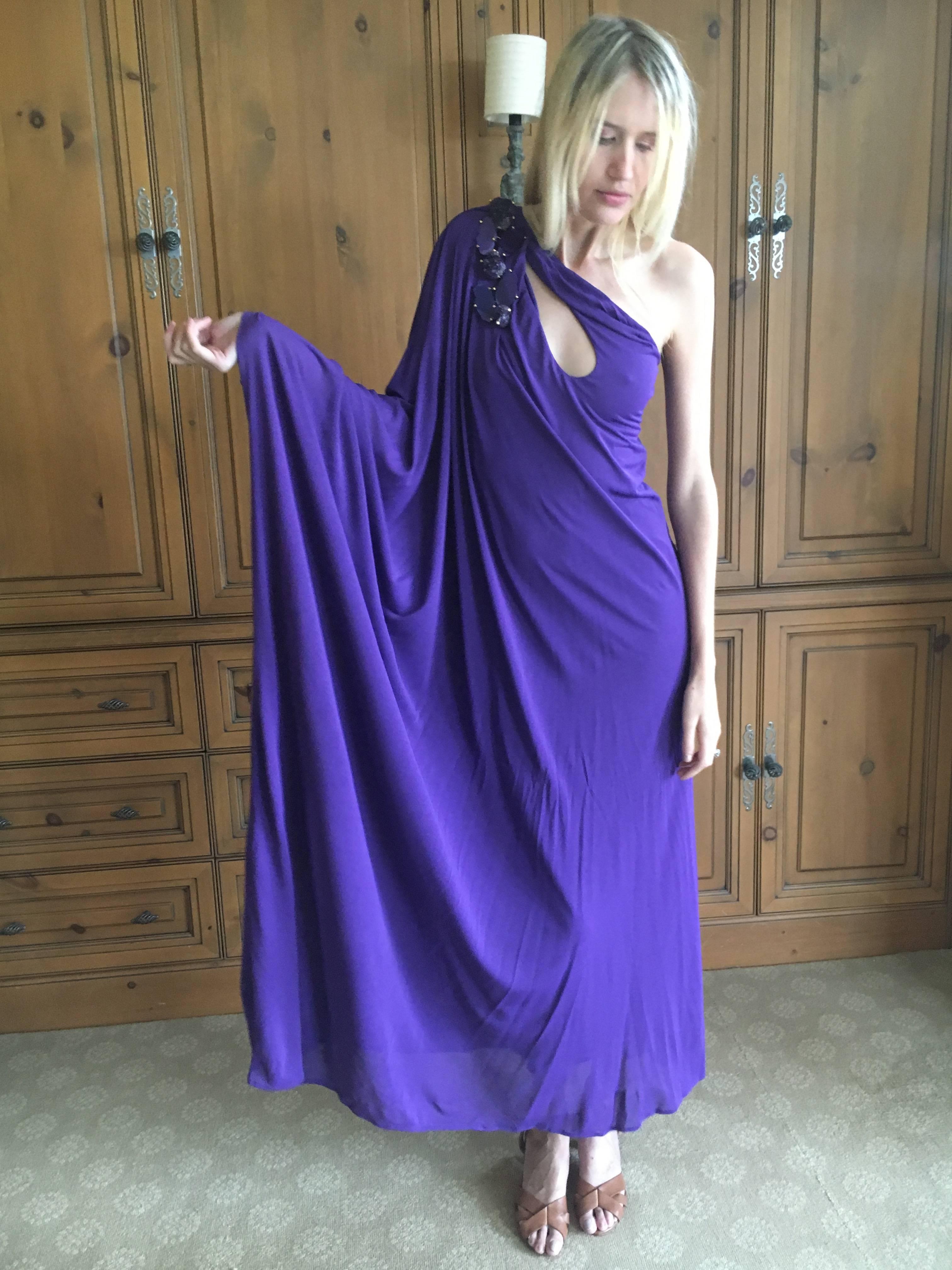 Gucci One Shoulder Purple Evening Dress with Grand Detachable Agate Stone Pin For Sale 6