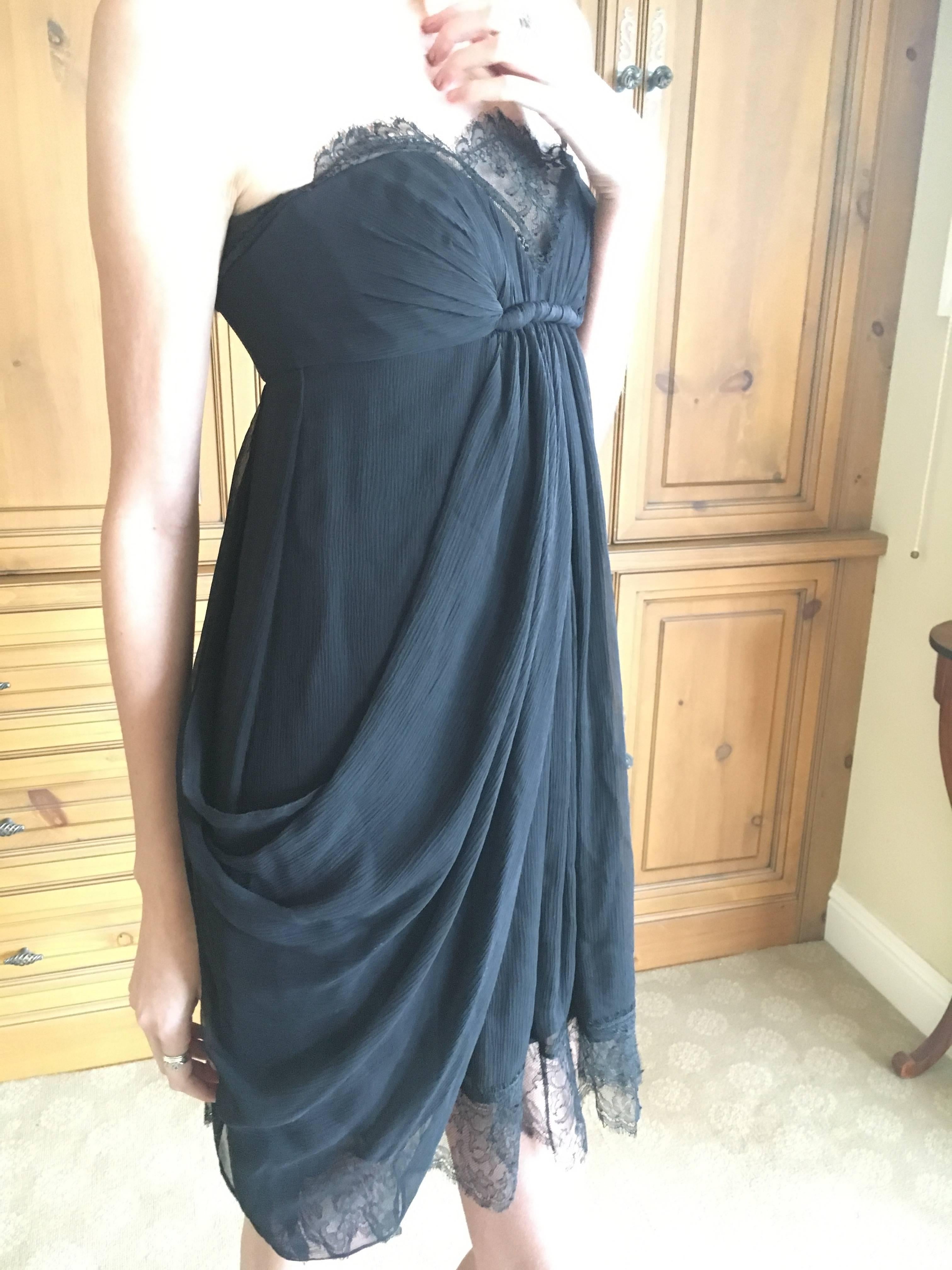 Exquisite little black dress from Oscar de la Renta for Bergdorf Goodman.
Strapless with a sweetheart bustling, trimmed in lace, this has a full corset interior.
Size 2
Bust 34"
Was it 26"
Hips 46"
Length 32"
Excellent condition