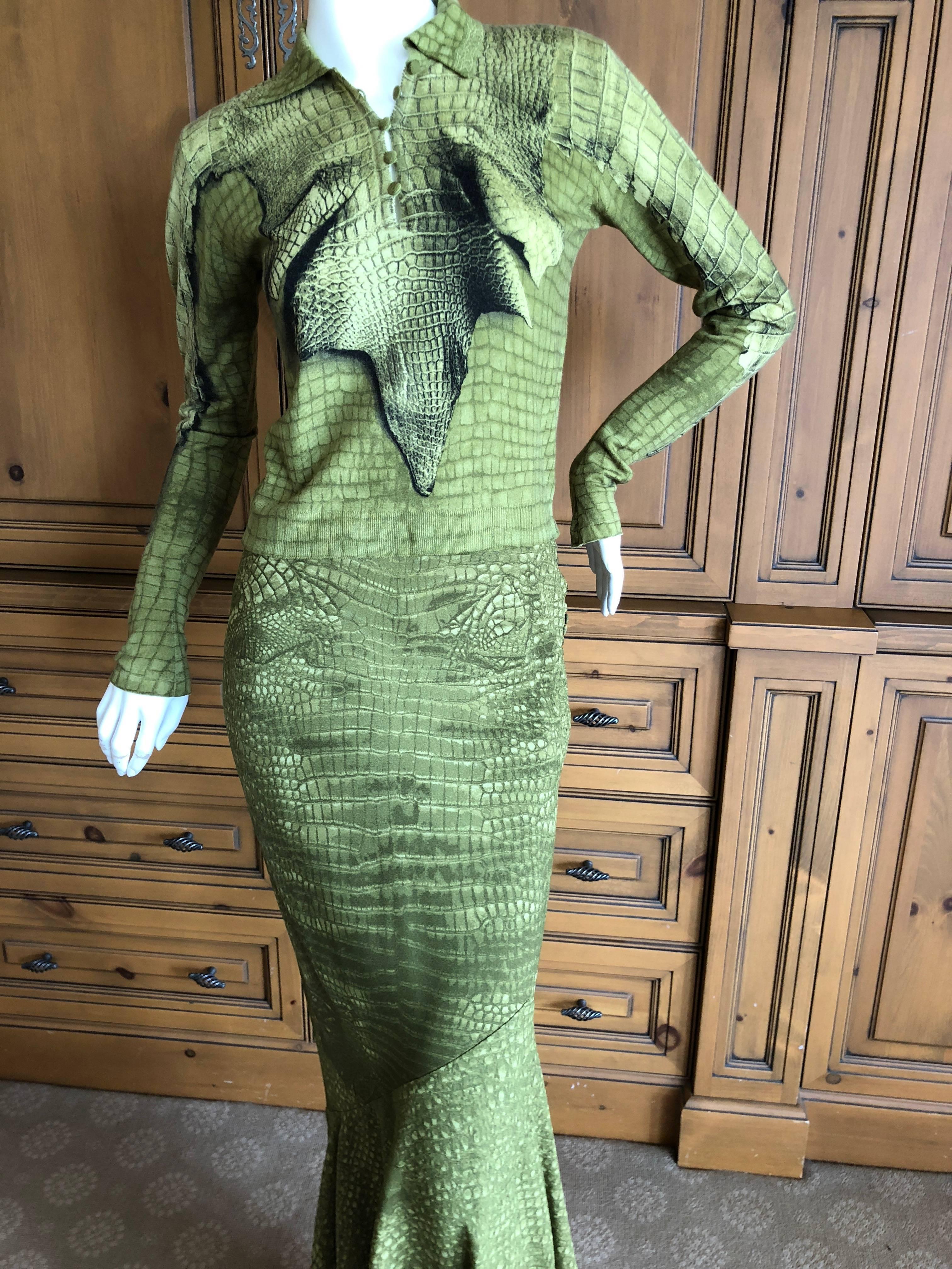 John Galliano 1990's Alligator Print Cashmere Sweater w Matching Mermaid Skirt.
The sweater is pure cashmere, the skirt is acetate.
This is so beautiful, please see all the photos.
Purchased together to fit the original owner, the skirt is marked