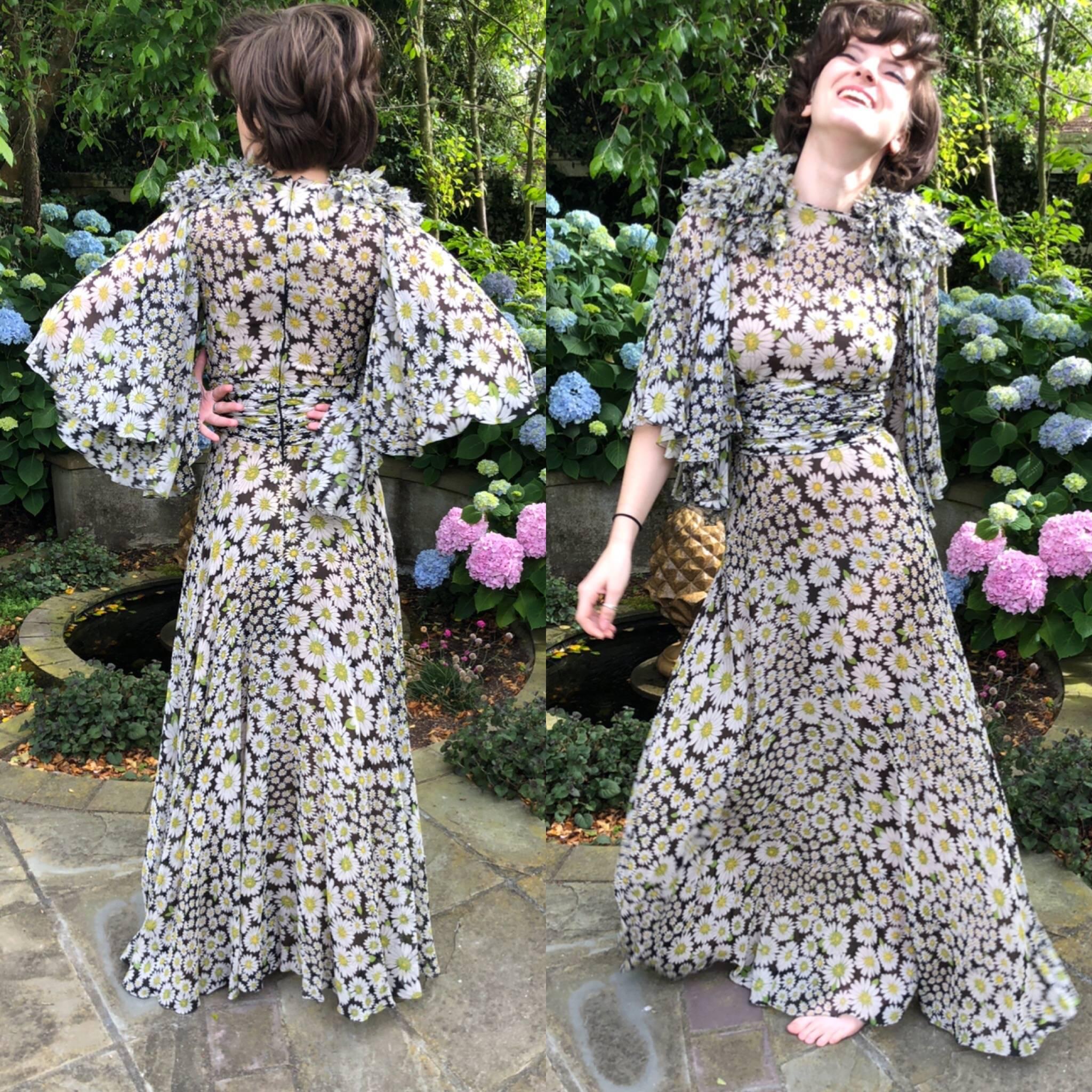 Cardinali Daisy Print Silk Chiffon Bell Sleeve Evening Dress, 1970s  In Good Condition For Sale In Cloverdale, CA